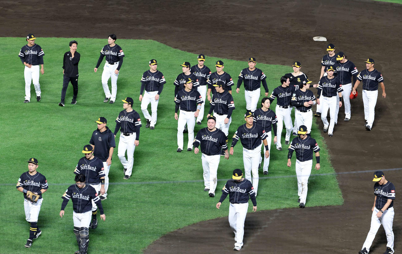 勝利し引き揚げるソフトバンクの選手たち（撮影・鈴木正人）