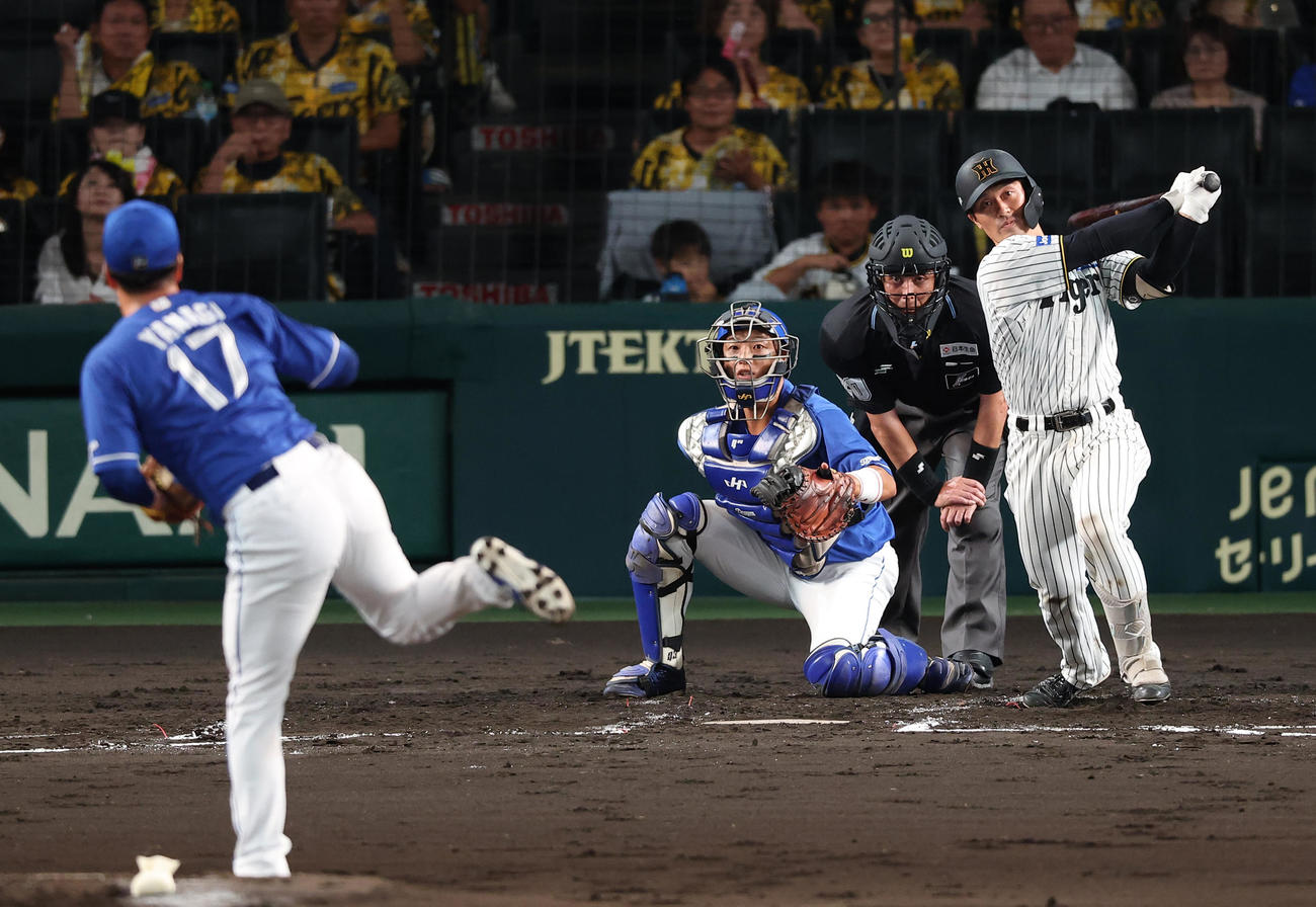 阪神対中日　1回裏阪神2死満塁、坂本は柳から3点適時二塁打を放つ（撮影・上田博志）