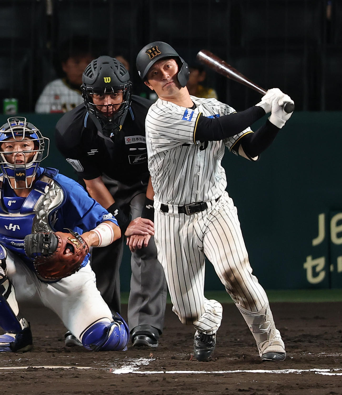 阪神対中日　6回裏阪神無死、坂本は左前打を放つ（撮影・上田博志）