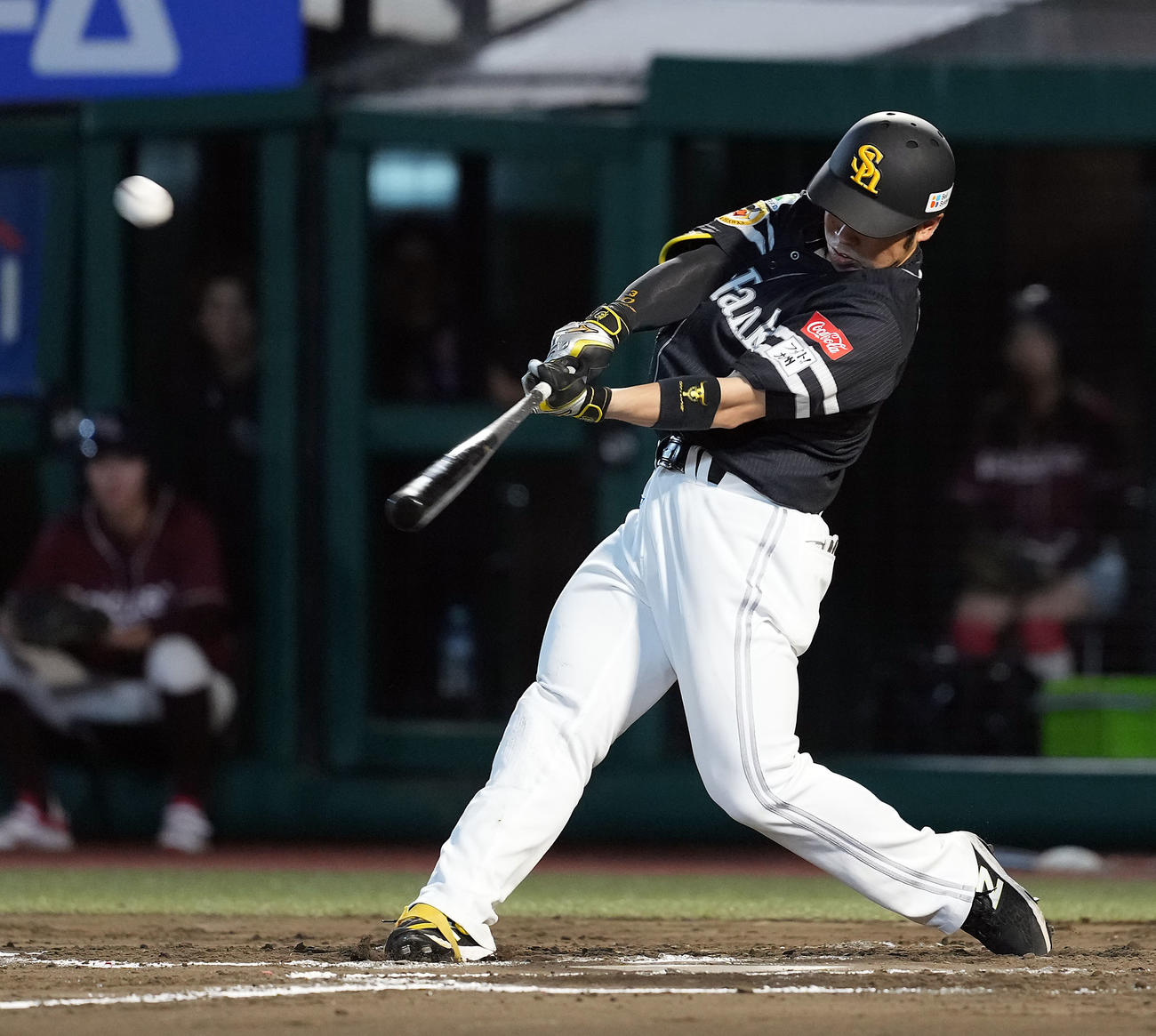 楽天対ソフトバンク　7回表ソフトバンク1死一塁、フェンス直撃の中越え適時三塁打を放つ近藤（撮影・たえ見朱実）