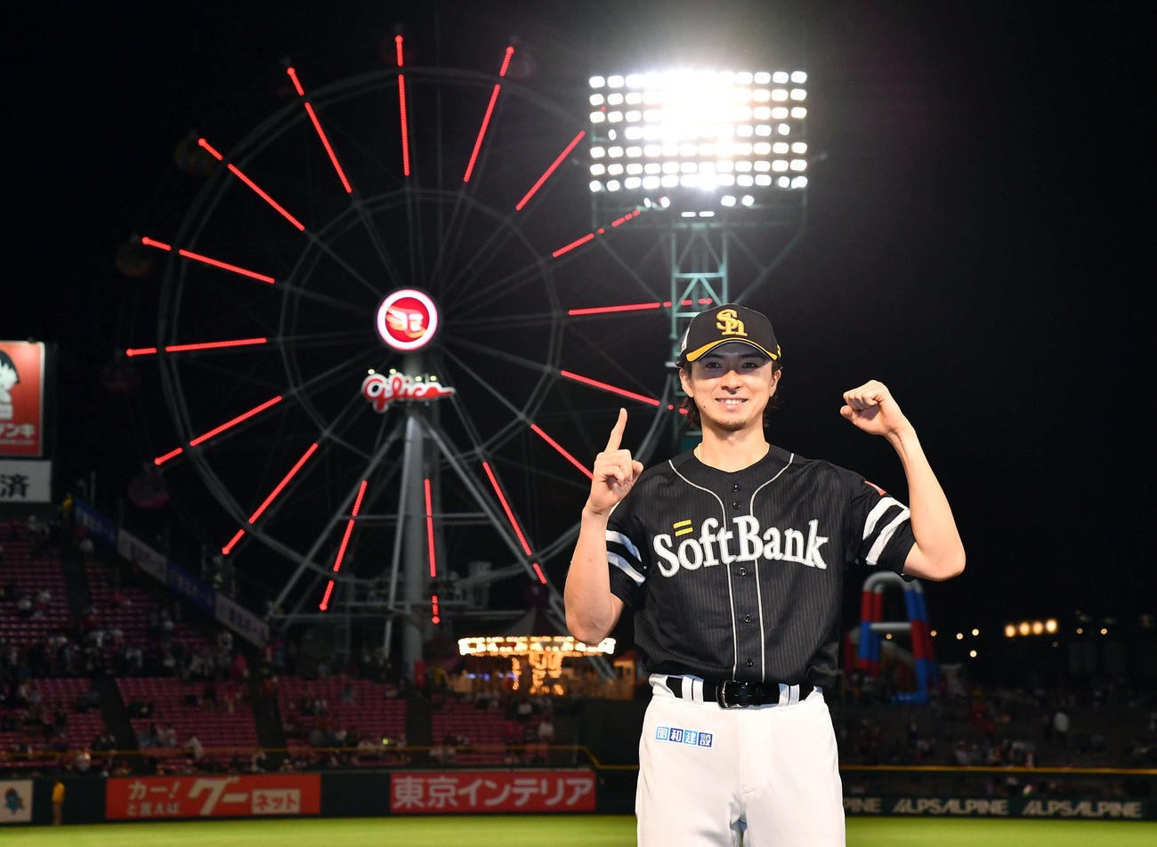 楽天対ソフトバンク　優勝マジックを1とし、笑顔で1をつくる上沢（撮影・岩下翔太）