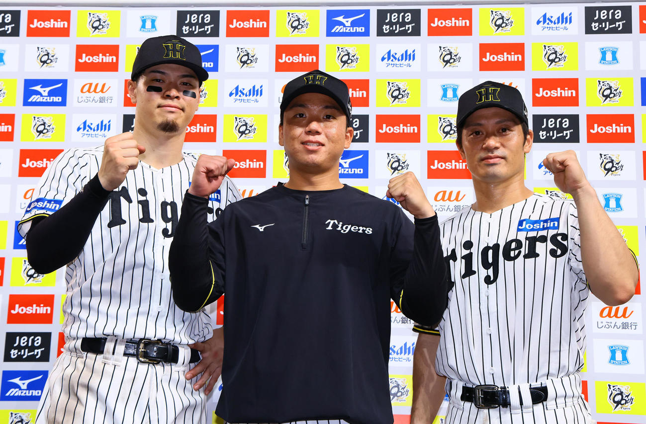 阪神対中日　お立ち台でポーズをとる左から阪神佐藤輝、村上、坂本（撮影・藤尾明華）