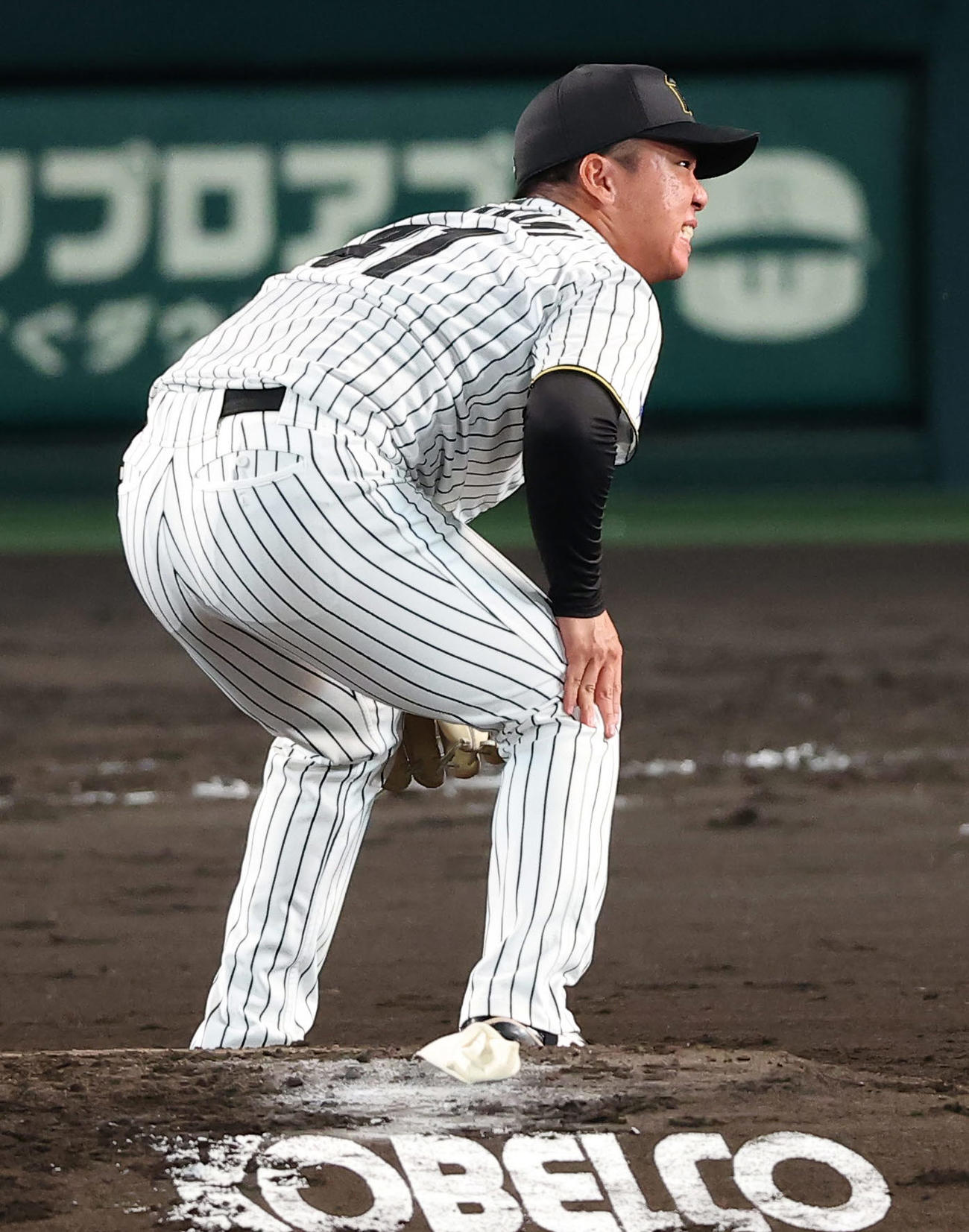 阪神対中日　3回表中日2死、岡林の打球が直撃した村上は厳しい表情を見せる（撮影・上田博志）