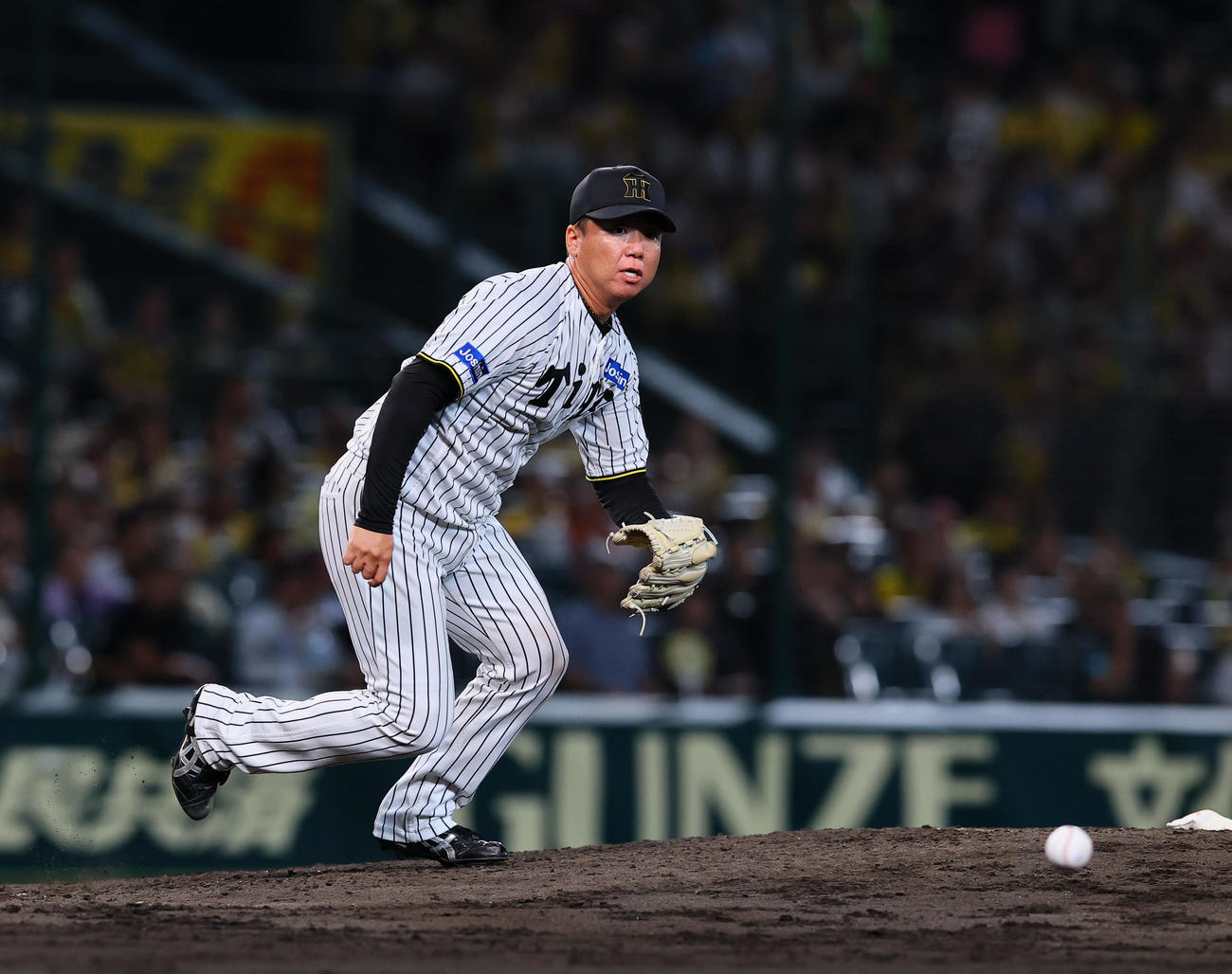 阪神対中日　5回表中日2死、代打鵜飼の投手強襲安打の打球を受けた村上（撮影・藤尾明華）