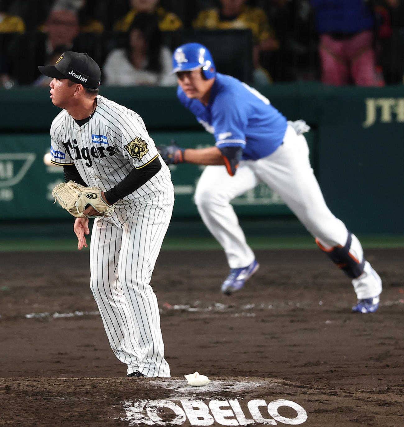 阪神対中日　5回表中日2死、村上は鵜飼の打球を右腕に当てる（撮影・上田博志）