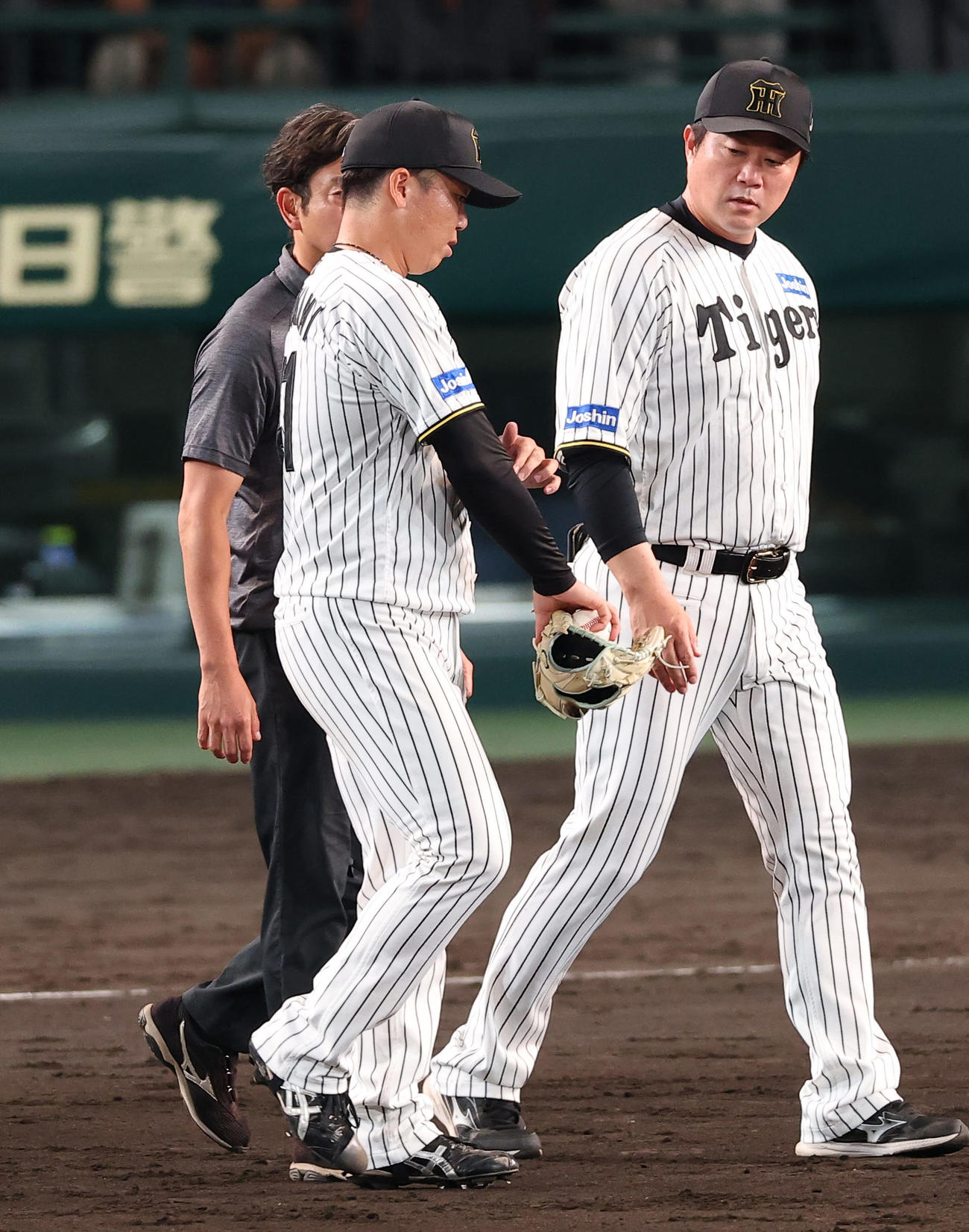 阪神対中日　5回表中日2死、村上は鵜飼の打球を当てた右腕を押さえる（撮影・上田博志）