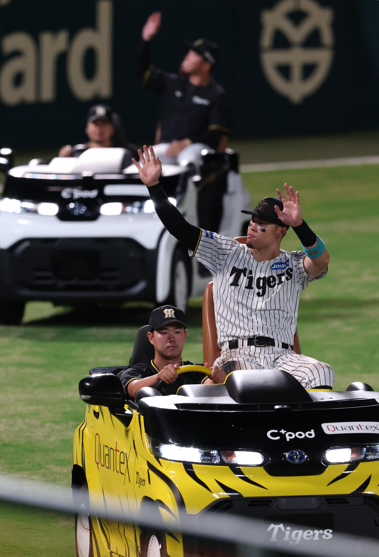 阪神対中日　リリーフカーで場内を1周する佐藤輝（右）と村上（撮影・上田博志）