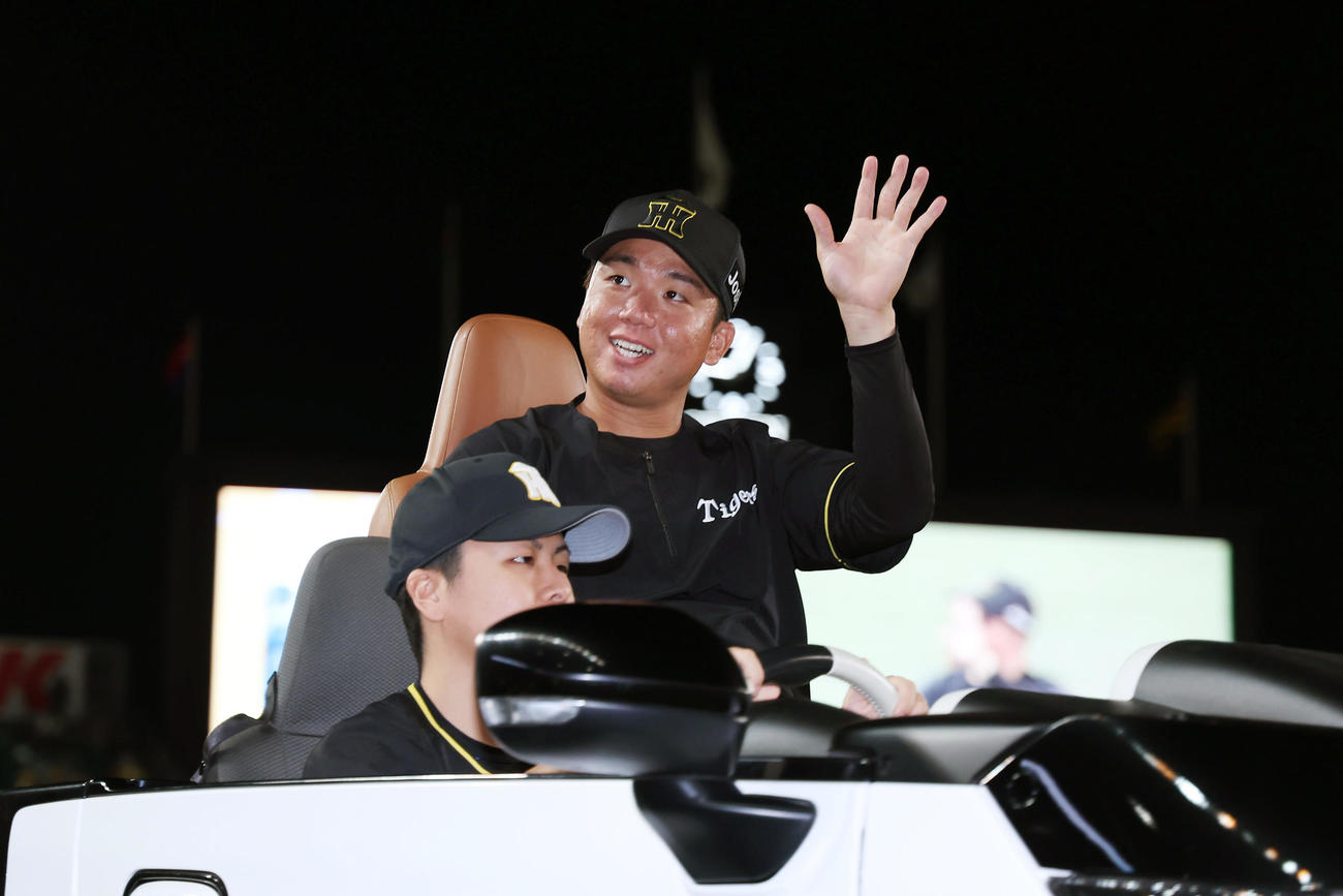 阪神対中日　中日に勝利し、スタンドのファンに手を振る阪神村上（撮影・前田充）