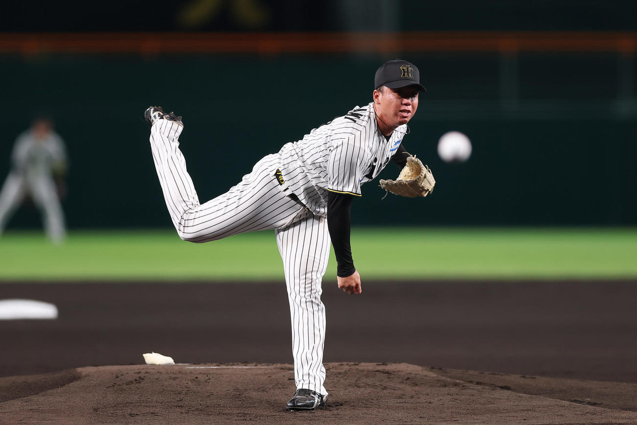 阪神対中日　力投する阪神先発の村上（撮影・前田充）