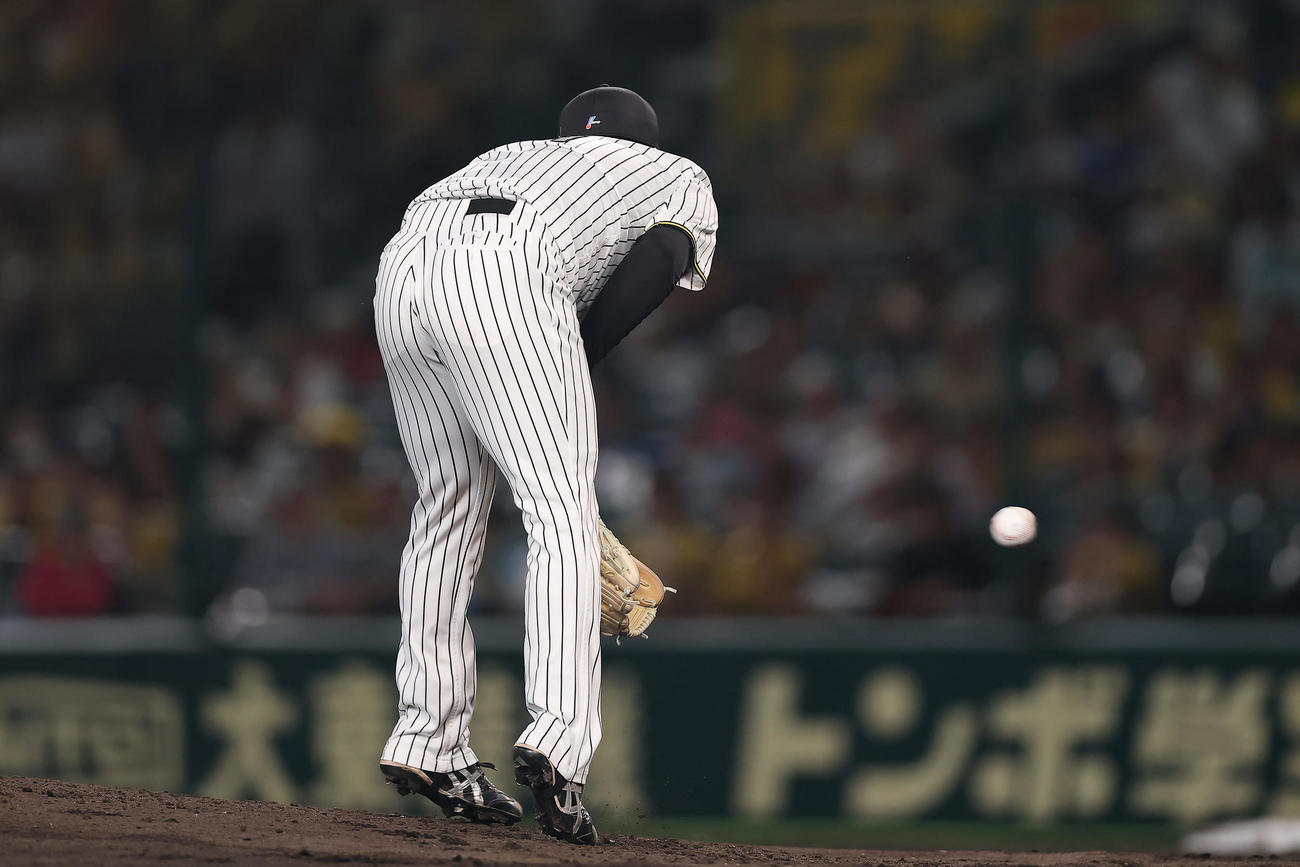阪神対中日　3回表中日2死、岡林の打球が右足に直撃する村上（撮影・前田充）