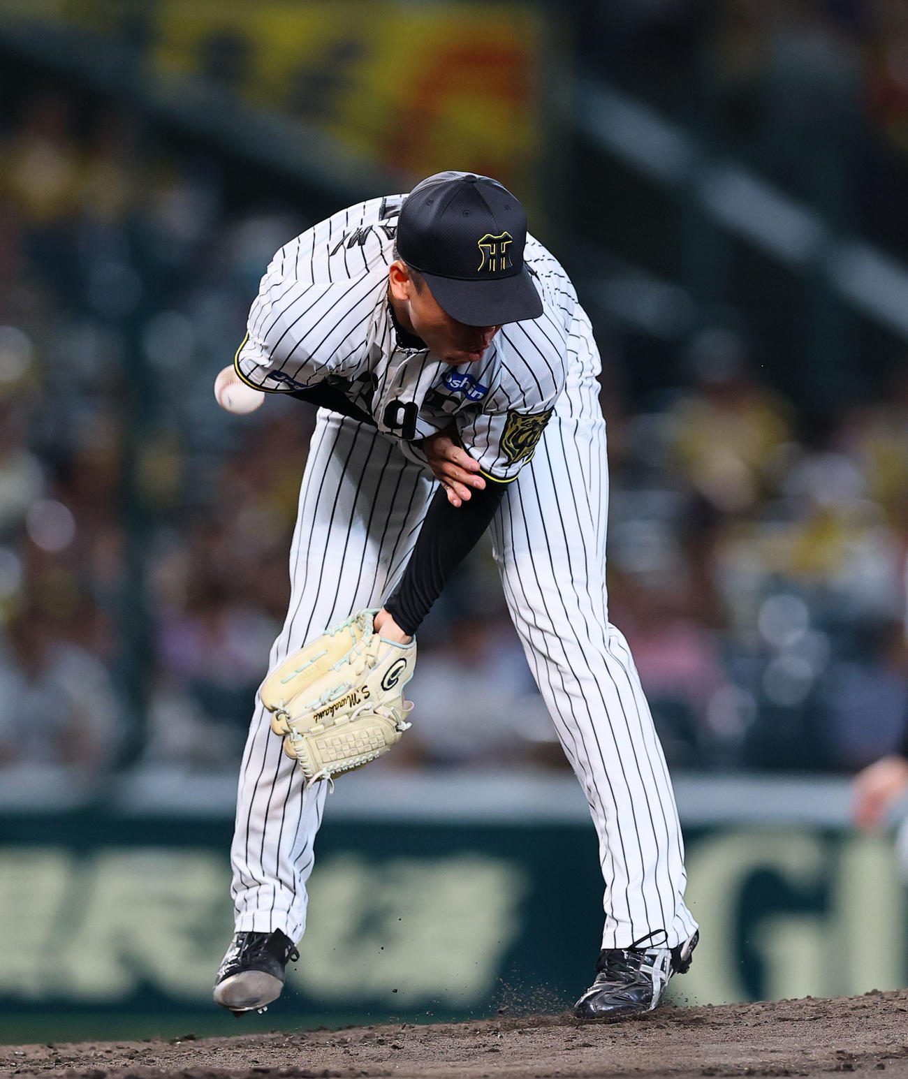 阪神対中日　3回表中日2死、岡林の打球を右足に受ける村上（撮影・藤尾明華）