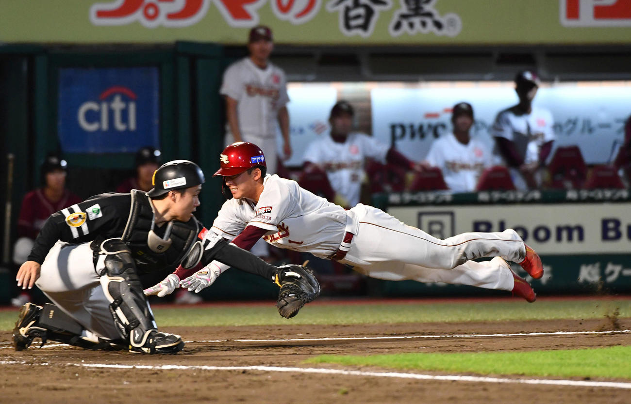 楽天対ソフトバンク　2回裏楽天1死一、三塁、中島の左犠飛で生還する宗山（撮影・岩下翔太）