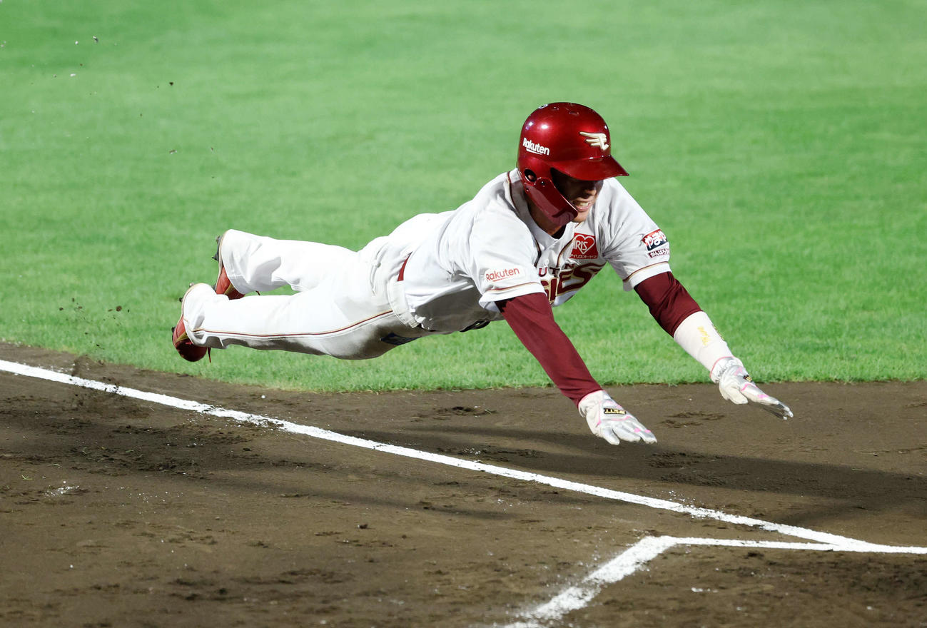 楽天対ソフトバンク　2回裏楽天1死一、三塁、中島の犠飛で三塁走者の宗山が生還（撮影・鈴木正人）