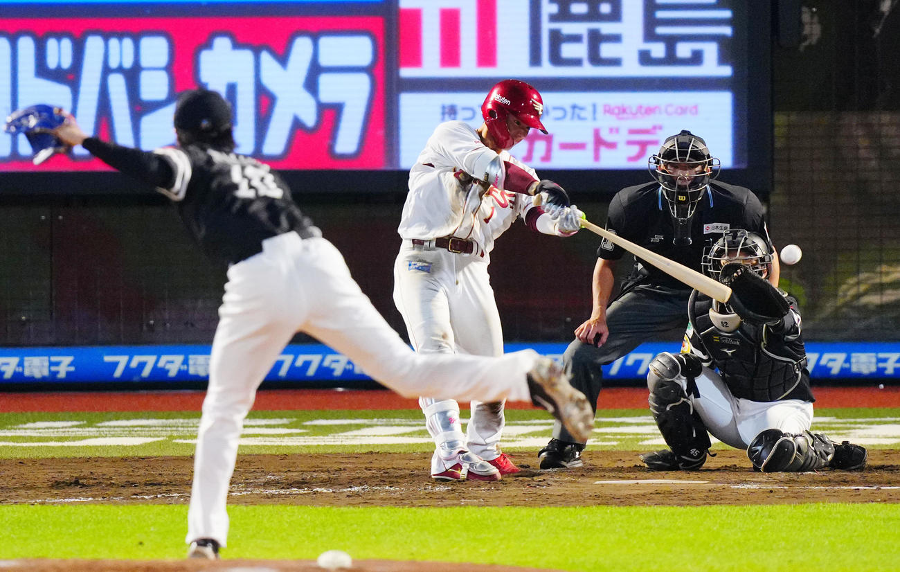 楽天対ソフトバンク　4回裏楽天無死一塁、左前打を放つ宗山。投手上沢（撮影・垰建太）