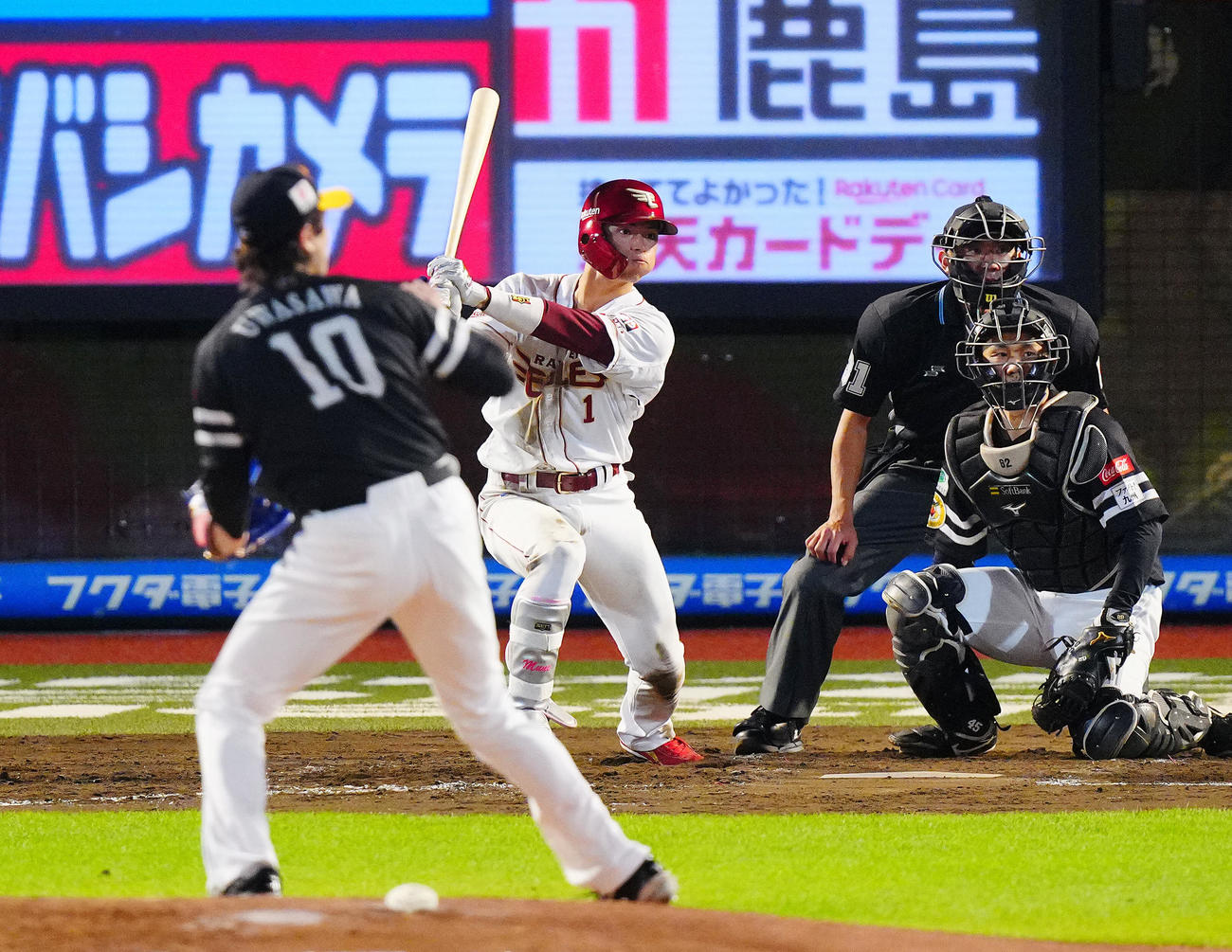 楽天対ソフトバンク　4回裏楽天無死一塁、左前打を放つ宗山。投手上沢（撮影・垰建太）