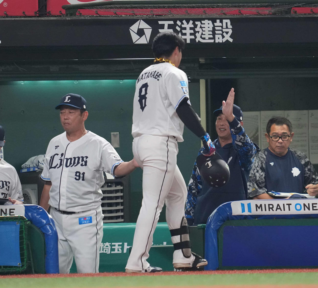 2025年9月26日、日本ハム戦の3回裏西武1死、中越え本塁打を放ち生還した渡部聖弥（中央）を出迎える西口文也監督（右）