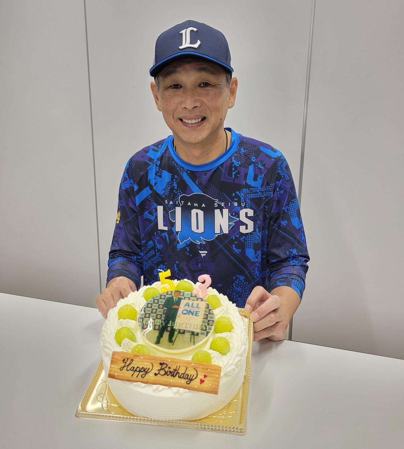 2025年9月26日、53歳を迎え誕生日ケーキに笑顔の西武西口文也監督