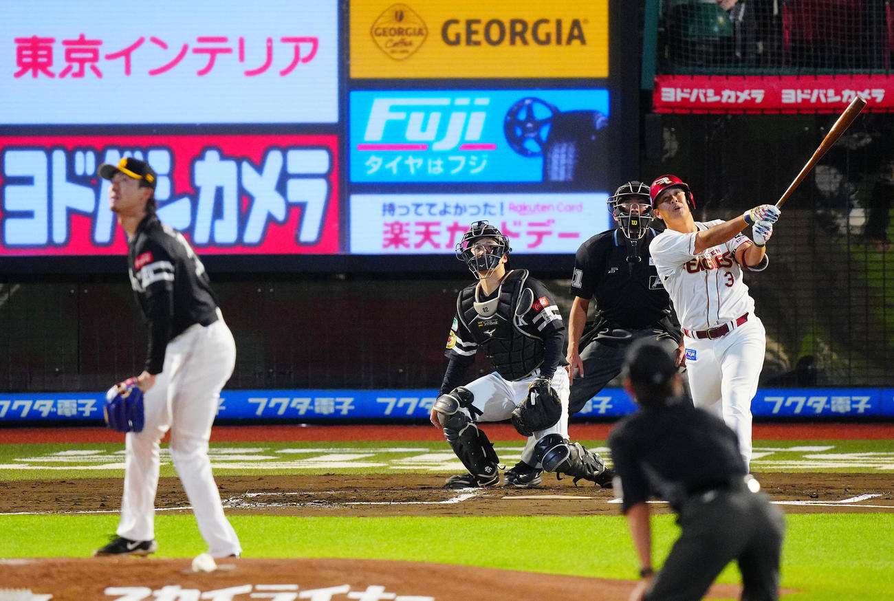 楽天対ソフトバンク　1回裏楽天2死一塁、通算350となる適時二塁打を放つ浅村。投手上沢（撮影・垰建太）