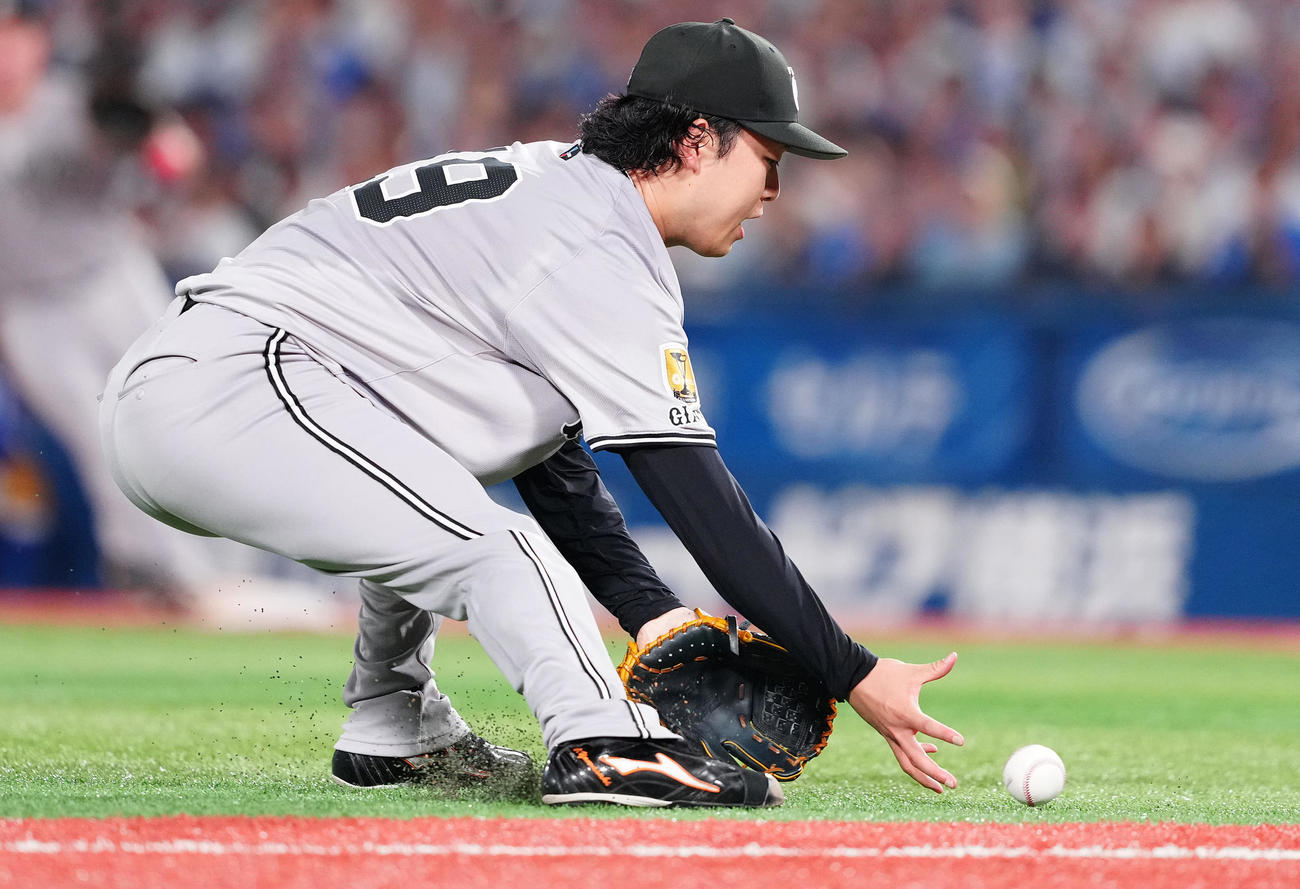 DeNA対巨人　3回裏DeNA2死、林の打球を一塁へ送球するも、内野安打を許す山崎（撮影・鈴木みどり）