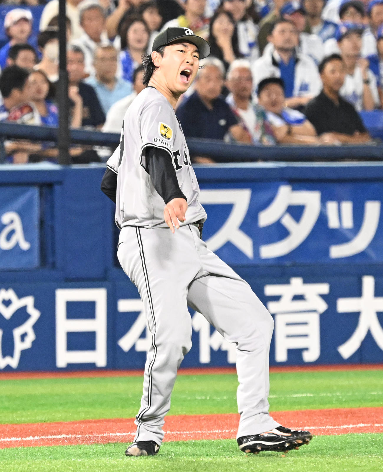 DeNA対巨人　3回裏DeNA2死、林の投ゴロを一塁に送球するが間に合わず悔しがる山崎（撮影・千葉一成）