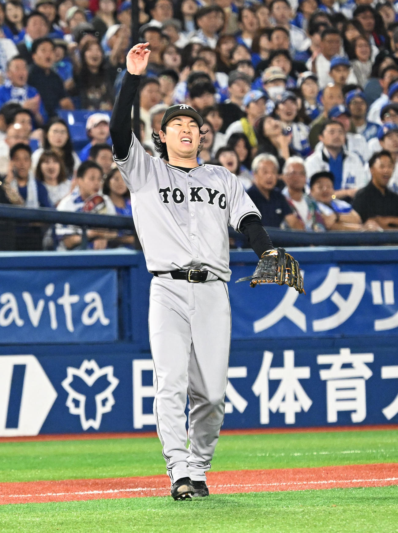 DeNA対巨人　3回裏DeNA2死、林の投ゴロを一塁に送球するが間に合わず悔しがる山崎（撮影・千葉一成）