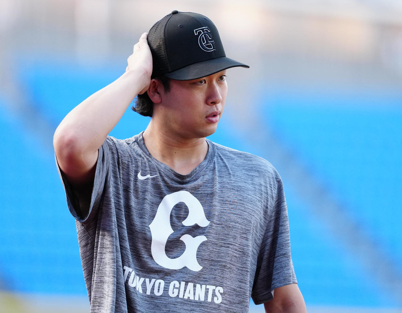 DeNA対巨人　試合前練習を終え引き揚げる巨人山崎（撮影・鈴木みどり）
