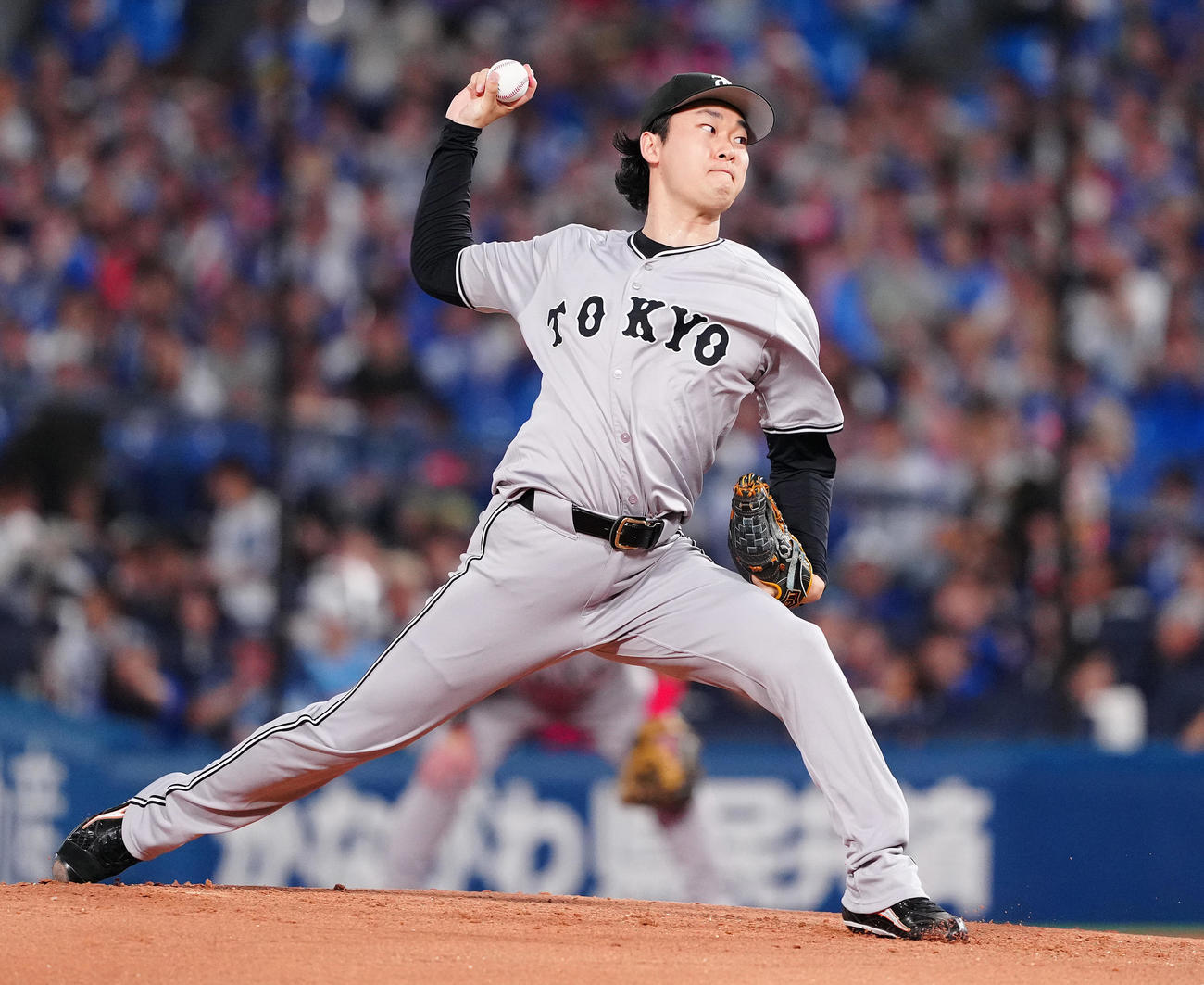 DeNA対巨人　先発し力投する巨人山崎（撮影・鈴木みどり）