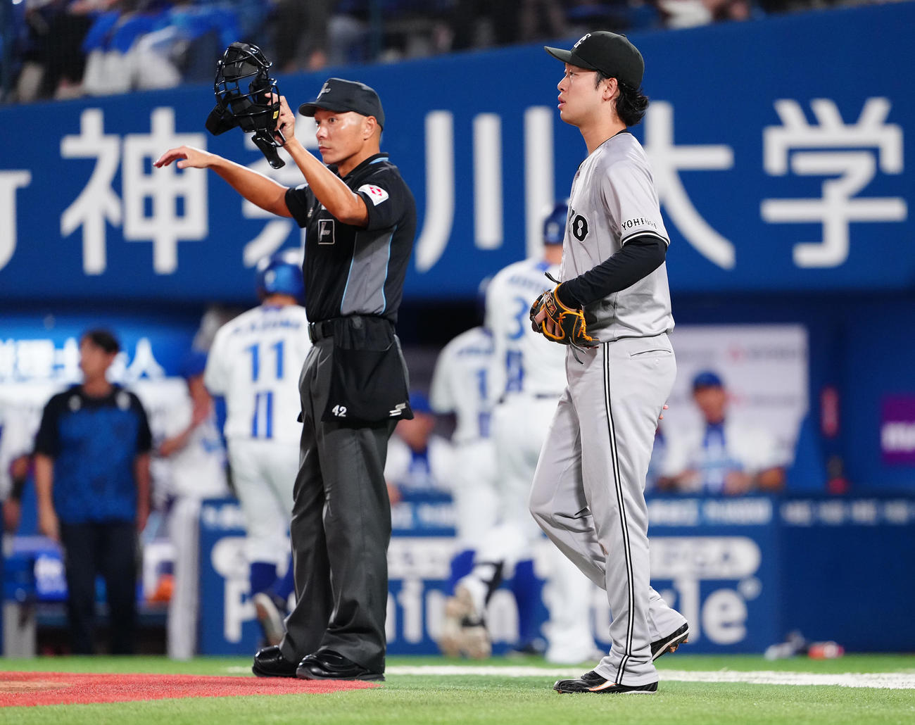DeNA対巨人　2回裏DeNA2死二、三塁、筒香に左2点適時打を浴び、ぼうぜんとする山崎（撮影・鈴木みどり）