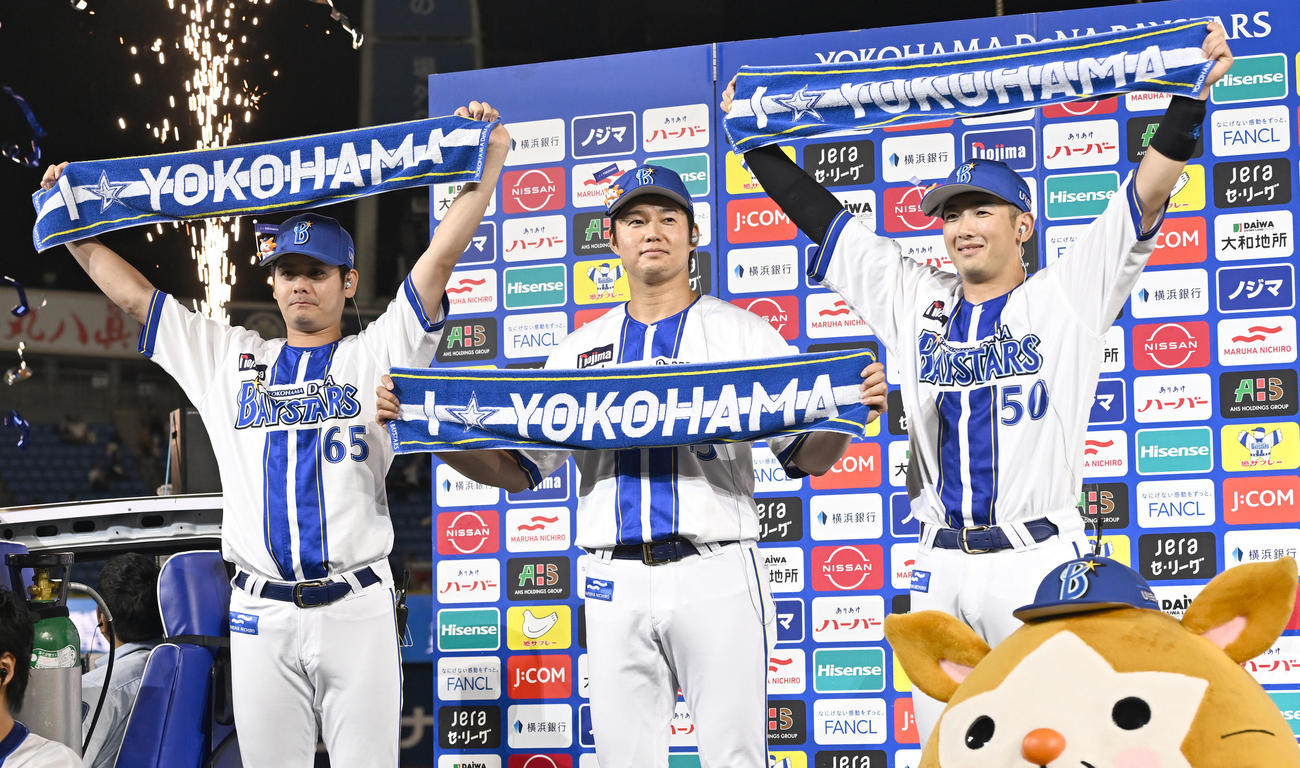 DeNA対巨人　お立ち台で勝利を喜ぶ、左からDeNA宮城、森原、山本（撮影・千葉一成）