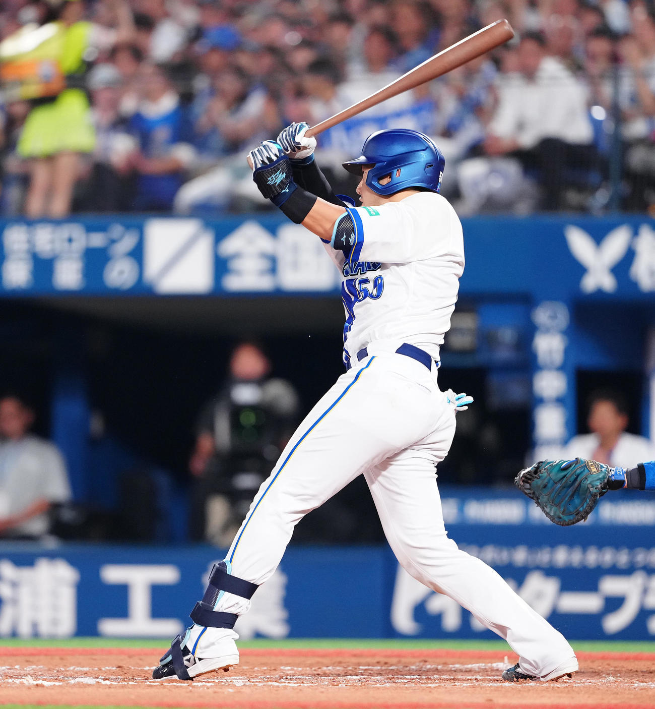 DeNA対巨人　7回裏DeNA無死一、二塁、右前打を放つ山本（撮影・鈴木みどり）