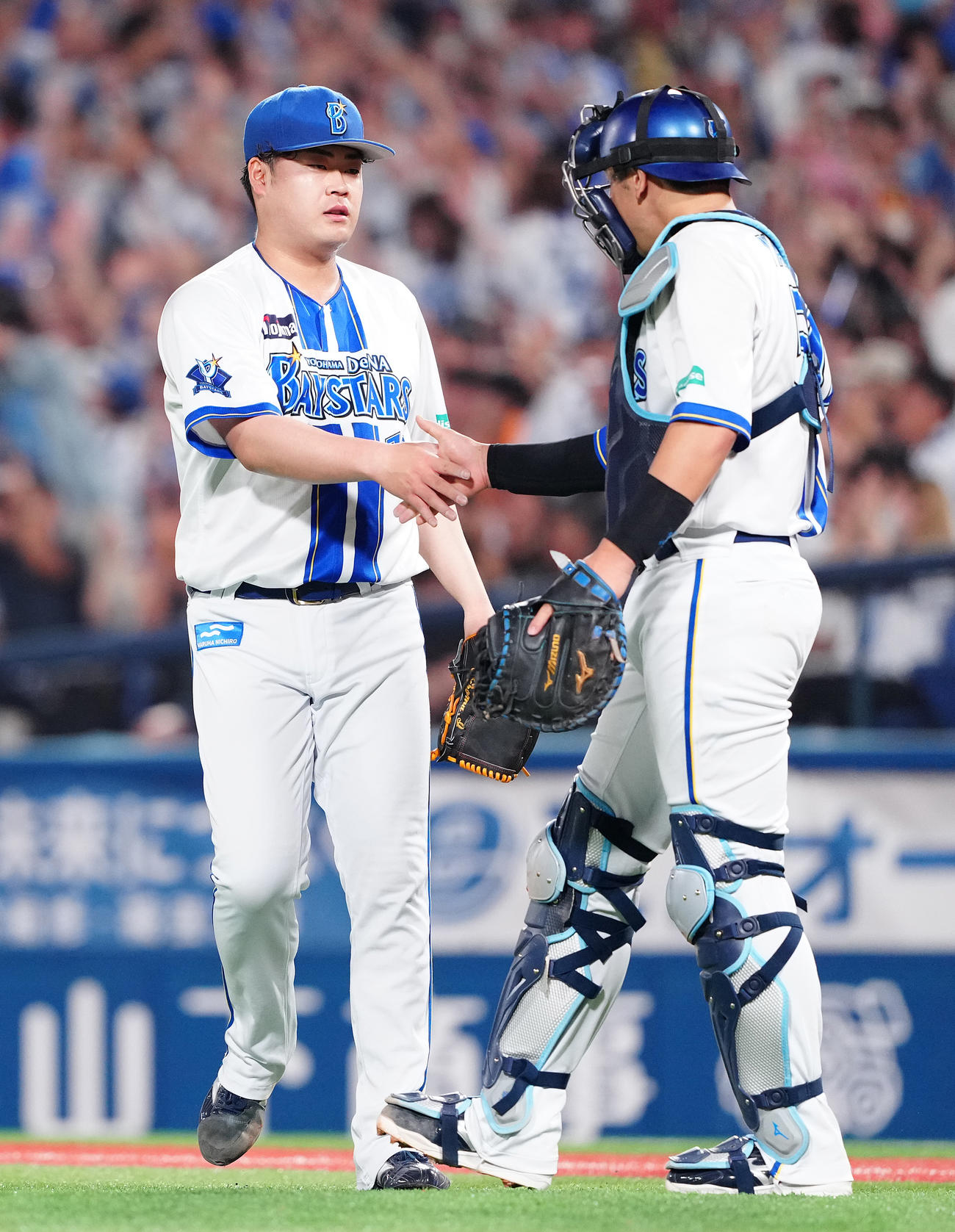 DeNA対巨人　巨人に勝利し、山本（右）と握手を交わすDeNA伊勢（撮影・鈴木みどり）