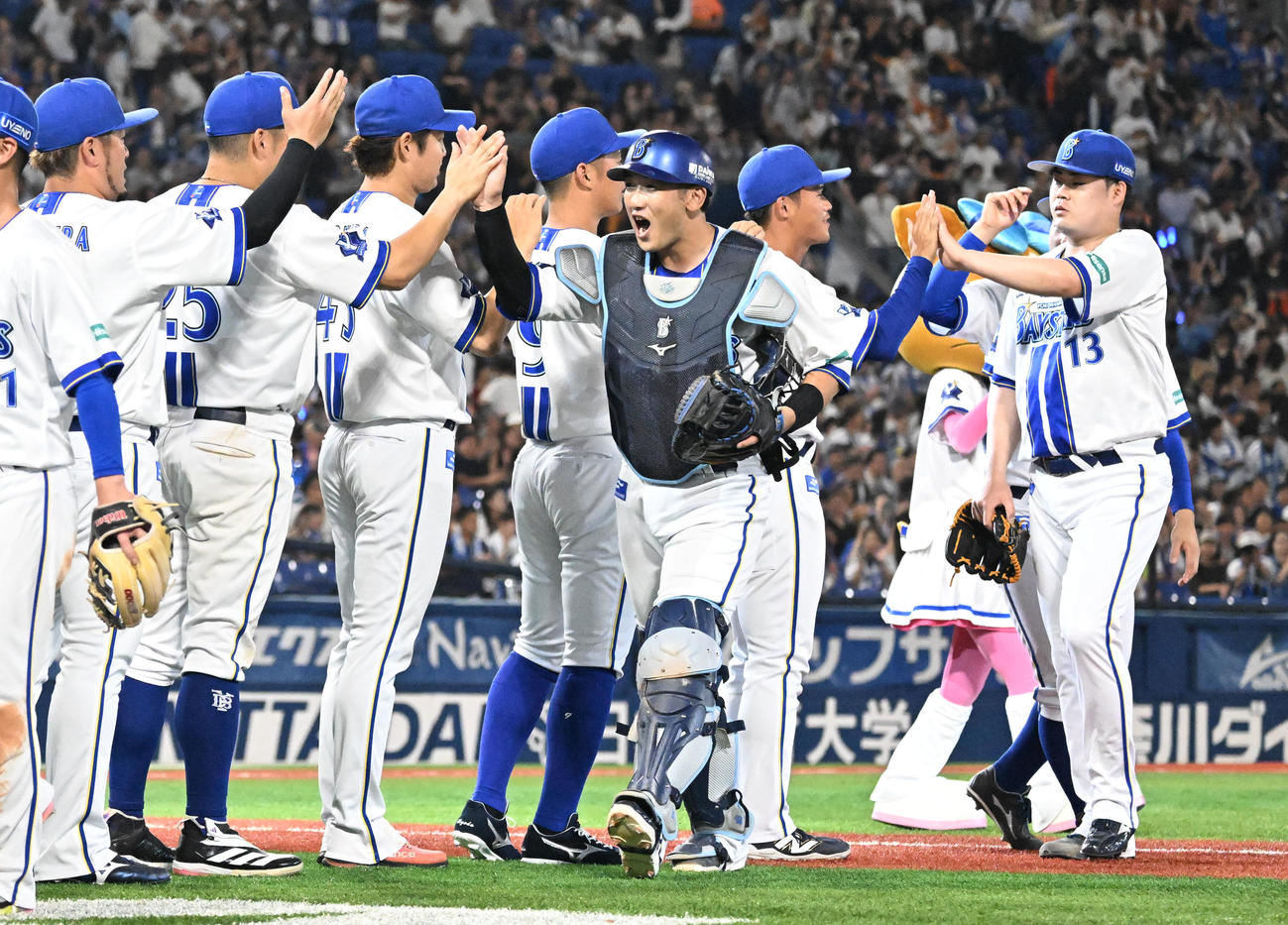 DeNA対巨人　接戦を制して巨人に勝利し、祝福し合う捕手山本、伊勢（右端）らDeNAナイン（撮影・千葉一成）