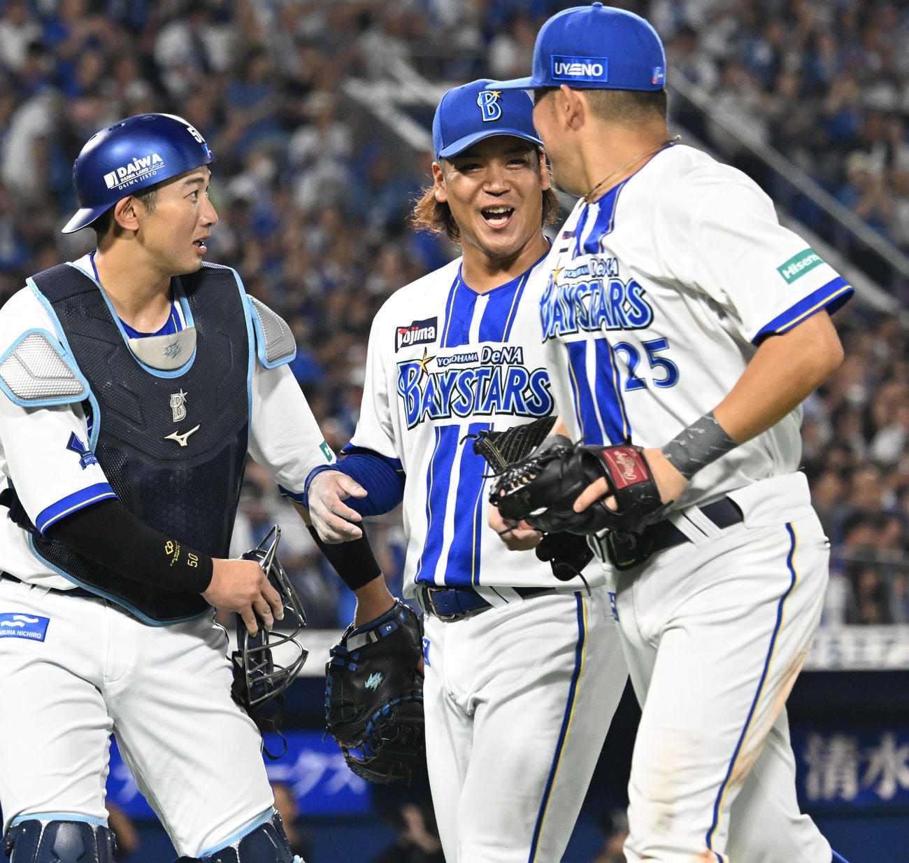 DeNA対巨人　ピンチを切り抜けた6回の投球を終え、捕手山本と筒香に声を掛けられ笑顔を見せるDeNA佐々木（中央）＝（撮影・千葉一成）