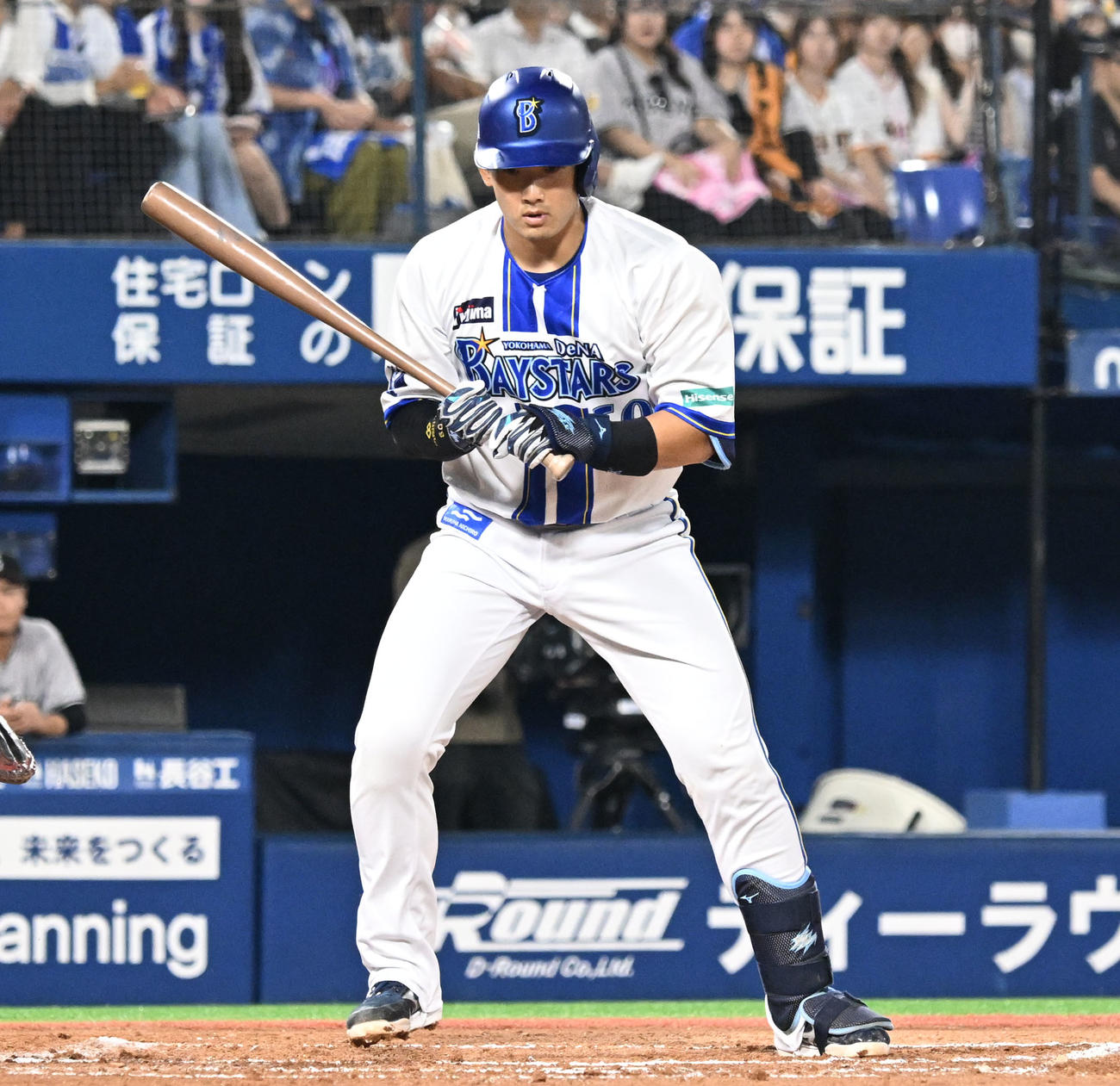 DeNA対巨人　1回裏DeNA1死満塁、山本が押し出しの四球を選ぶ（撮影・千葉一成）