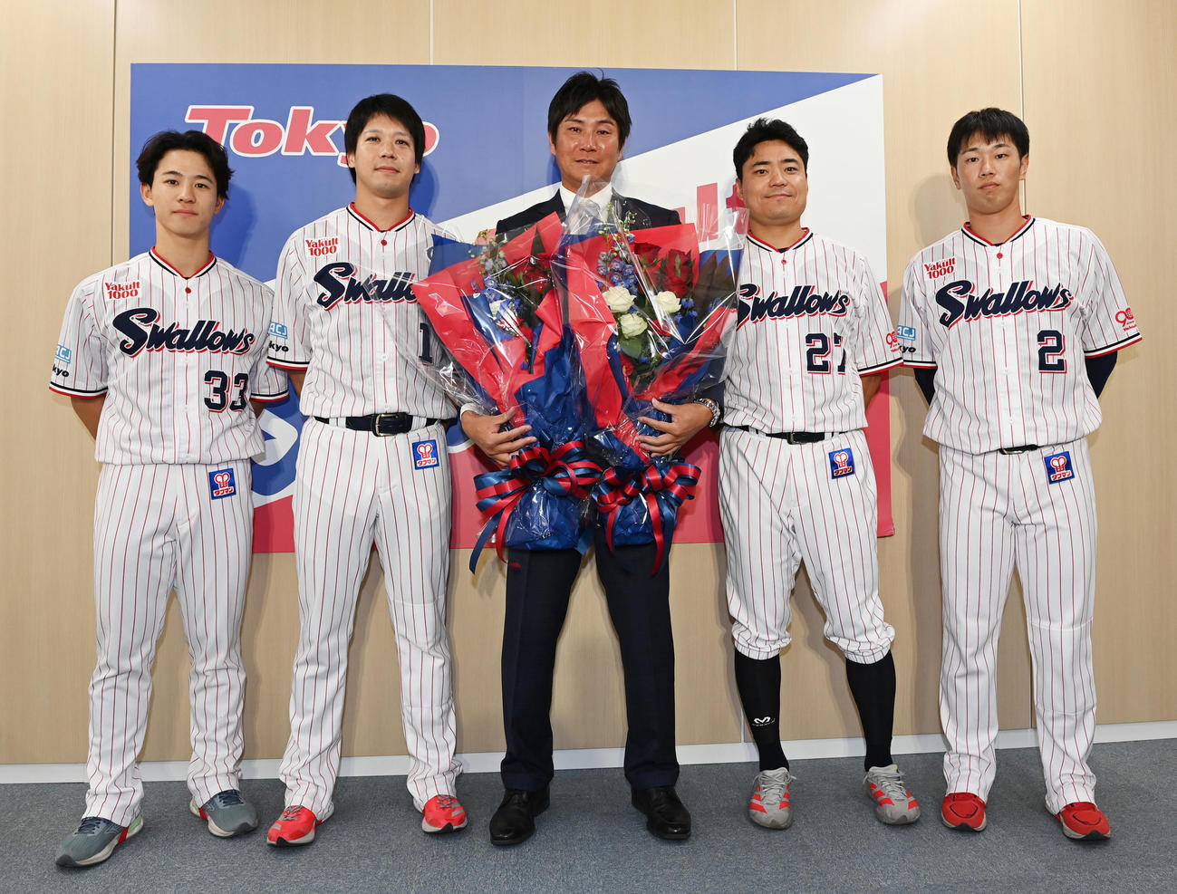 会見でチームメートから花束を受け取る川端（中央）、左から内山、山田、ひとりおいて中村悠、古賀（撮影・清水貴仁）