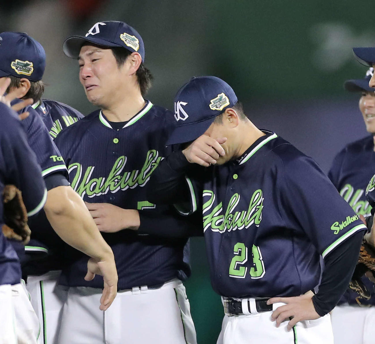 2021年11月27日、日本シリーズ優勝を決めて涙を流し歓喜するヤクルト川端慎吾（中央左）青木宣親（同右）ら