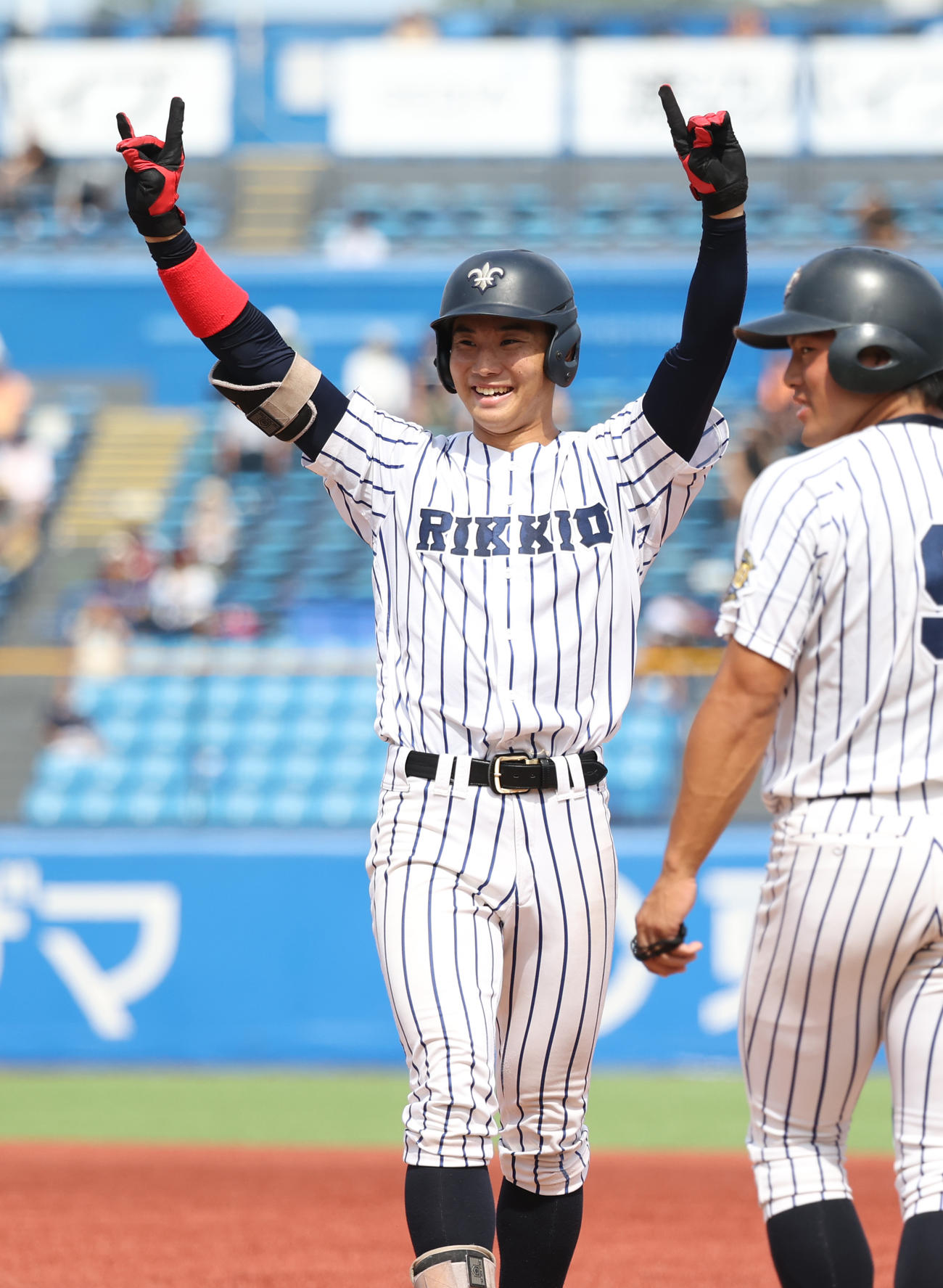 早大対立大　5回裏立大1死三塁、木津は遊撃適時内野安打を放ちガッツポーズする（撮影・柴田隆二）　　