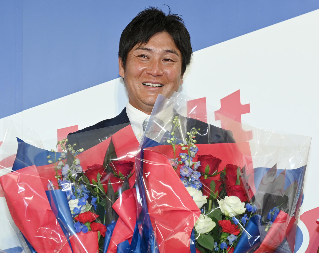 会見でチームメートから花束を受け取るヤクルト川端（撮影・清水貴仁）