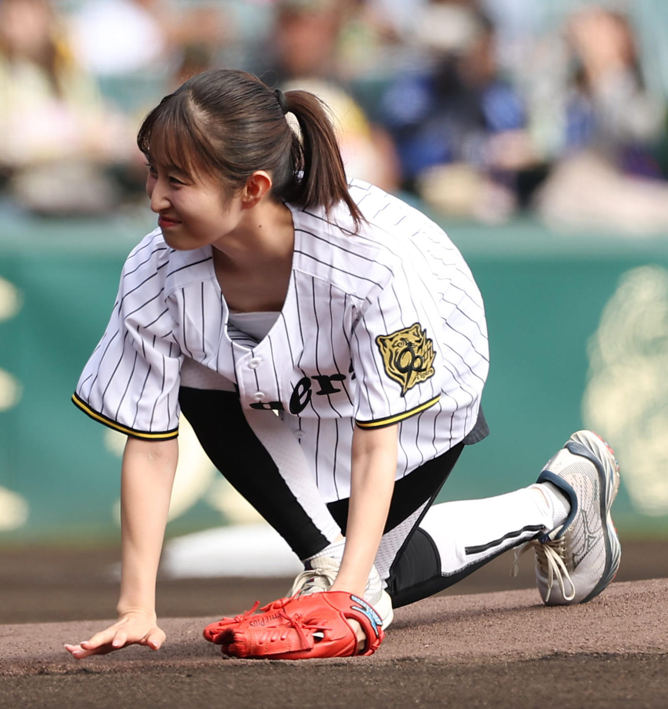 阪神対中日　始球式を務めた読売テレビ佐藤佳奈アナウンサーは投球後、マウンドに倒れ込む（撮影・上田博志）
