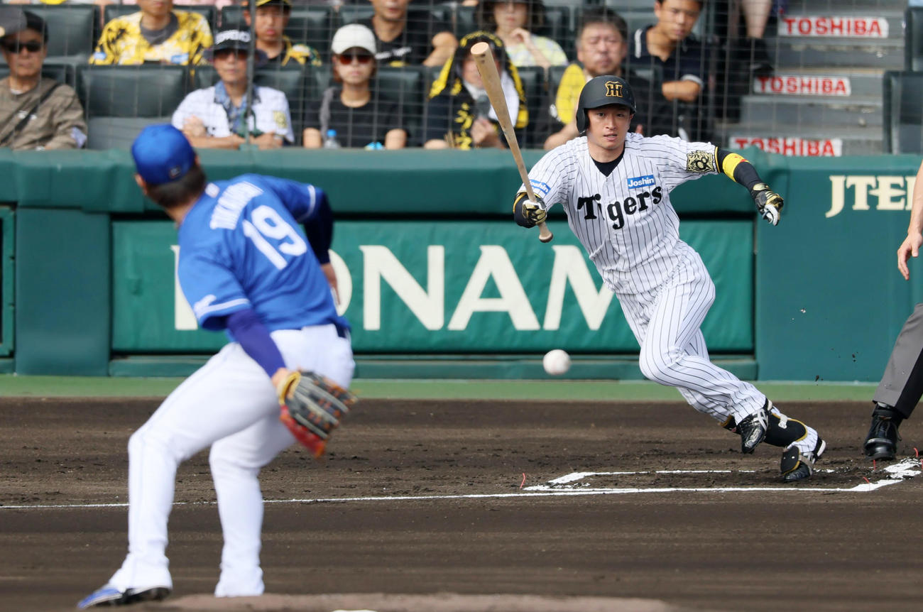 阪神対中日　1回裏阪神無死、近本は中前打を放つ。投手高橋宏（撮影・加藤哉）