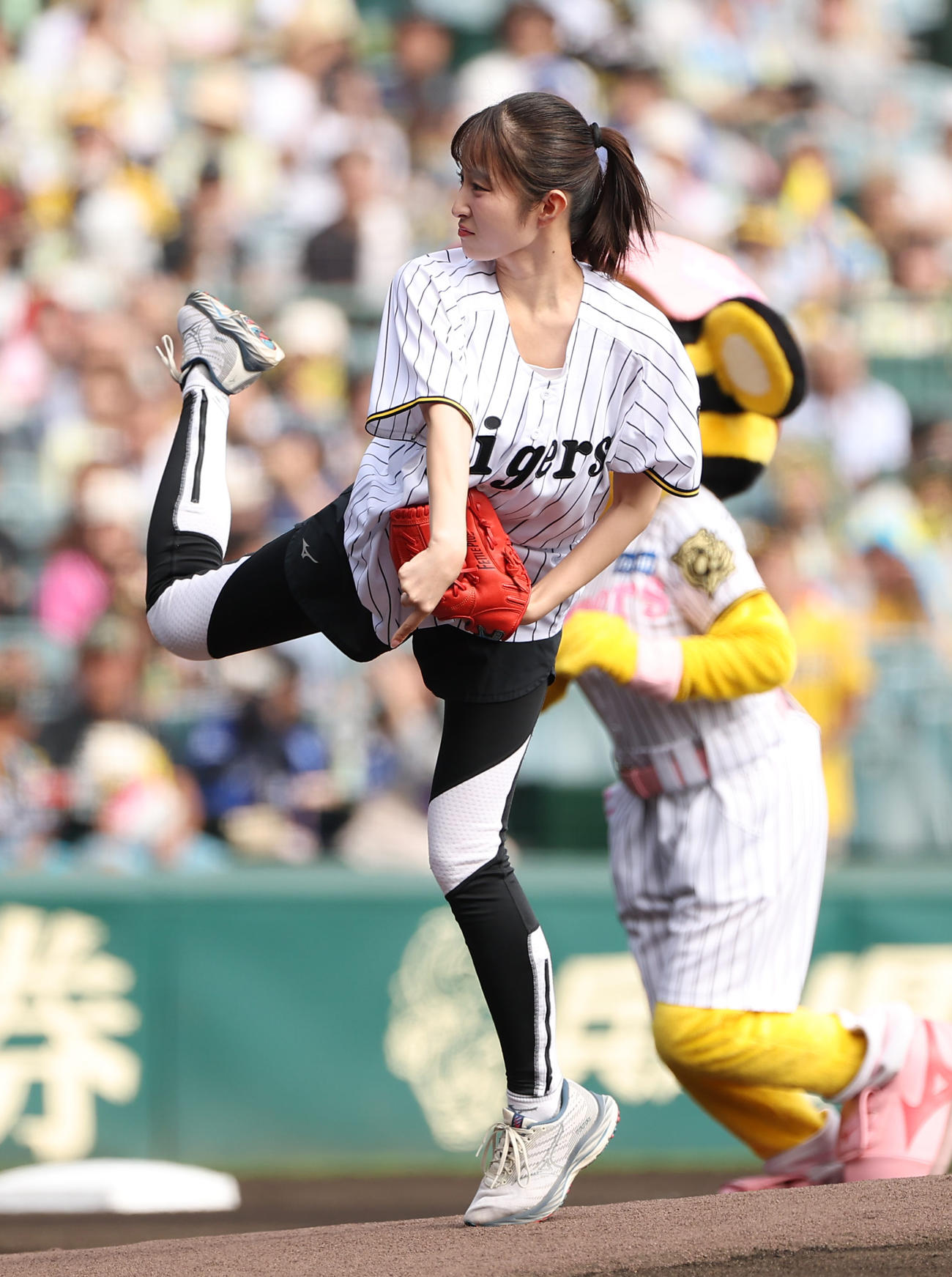 阪神対中日　始球式を務める読売テレビ佐藤佳奈アナウンサー（撮影・上田博志）