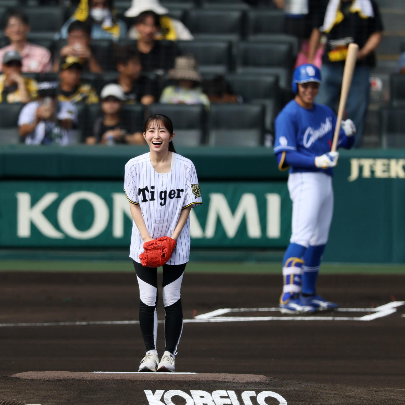阪神対中日　始球式を行った読売テレビの佐藤佳奈アナウンサー（撮影・加藤哉）