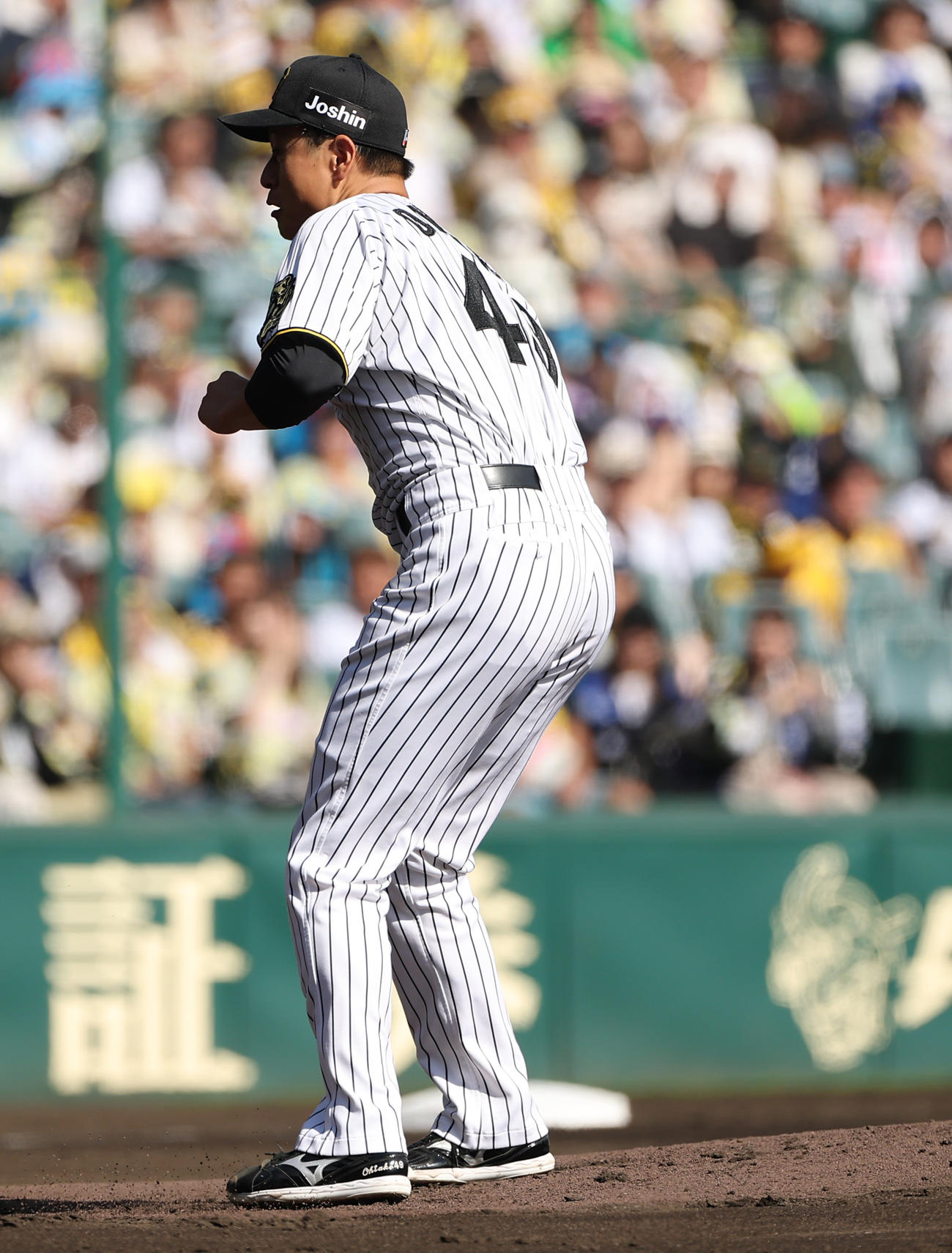 阪神対中日　2回表中日1死、福永の打球を右足に受けるも投ゴロに打ち取る大竹（撮影・上田博志）