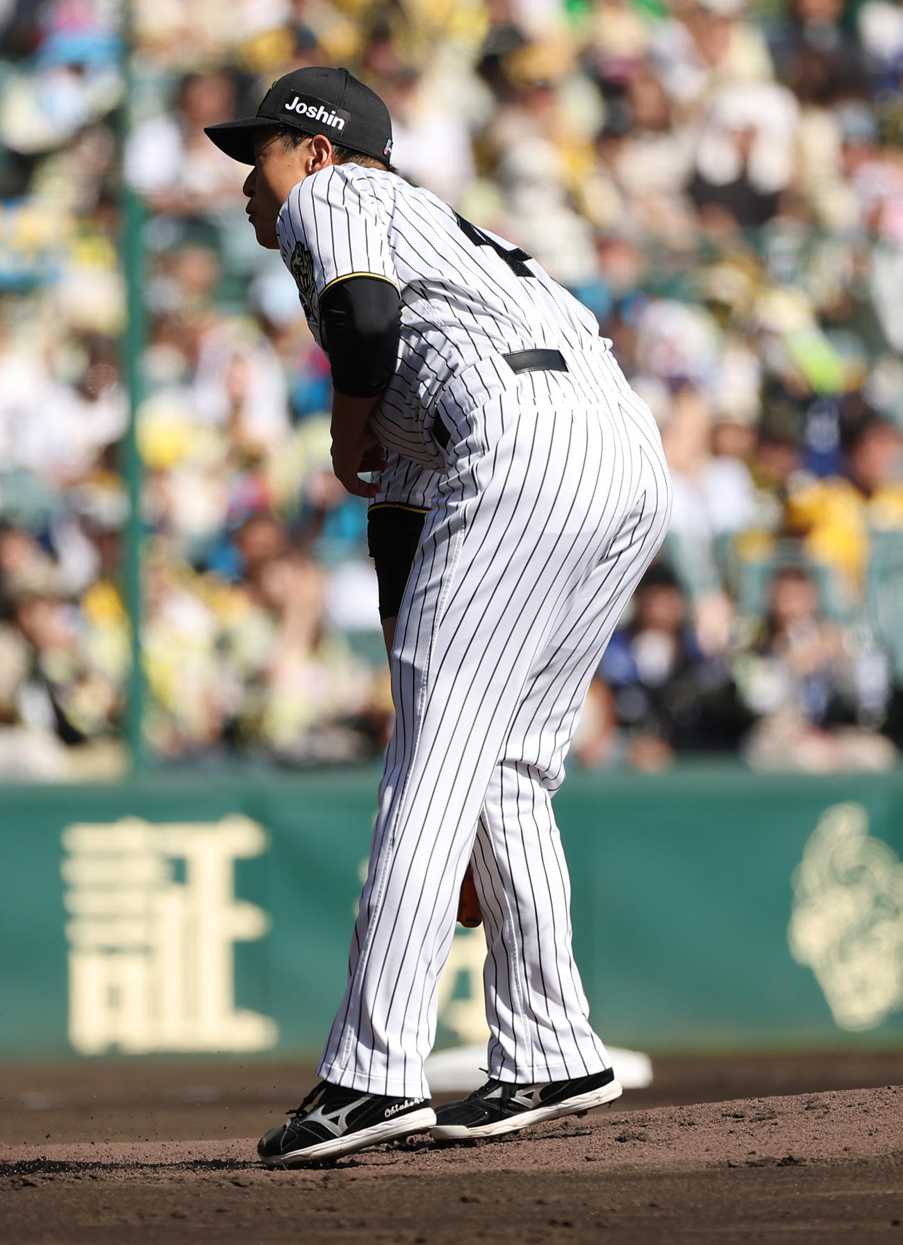 阪神対中日　2回表中日1死、福永の打球を右足に受けるも投ゴロに打ち取る大竹（撮影・上田博志）