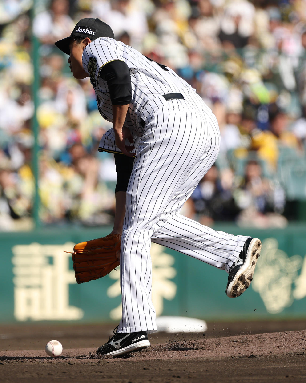 阪神対中日　2回表中日1死、福永の打球を右足に受けるも投ゴロに打ち取る大竹（撮影・上田博志）