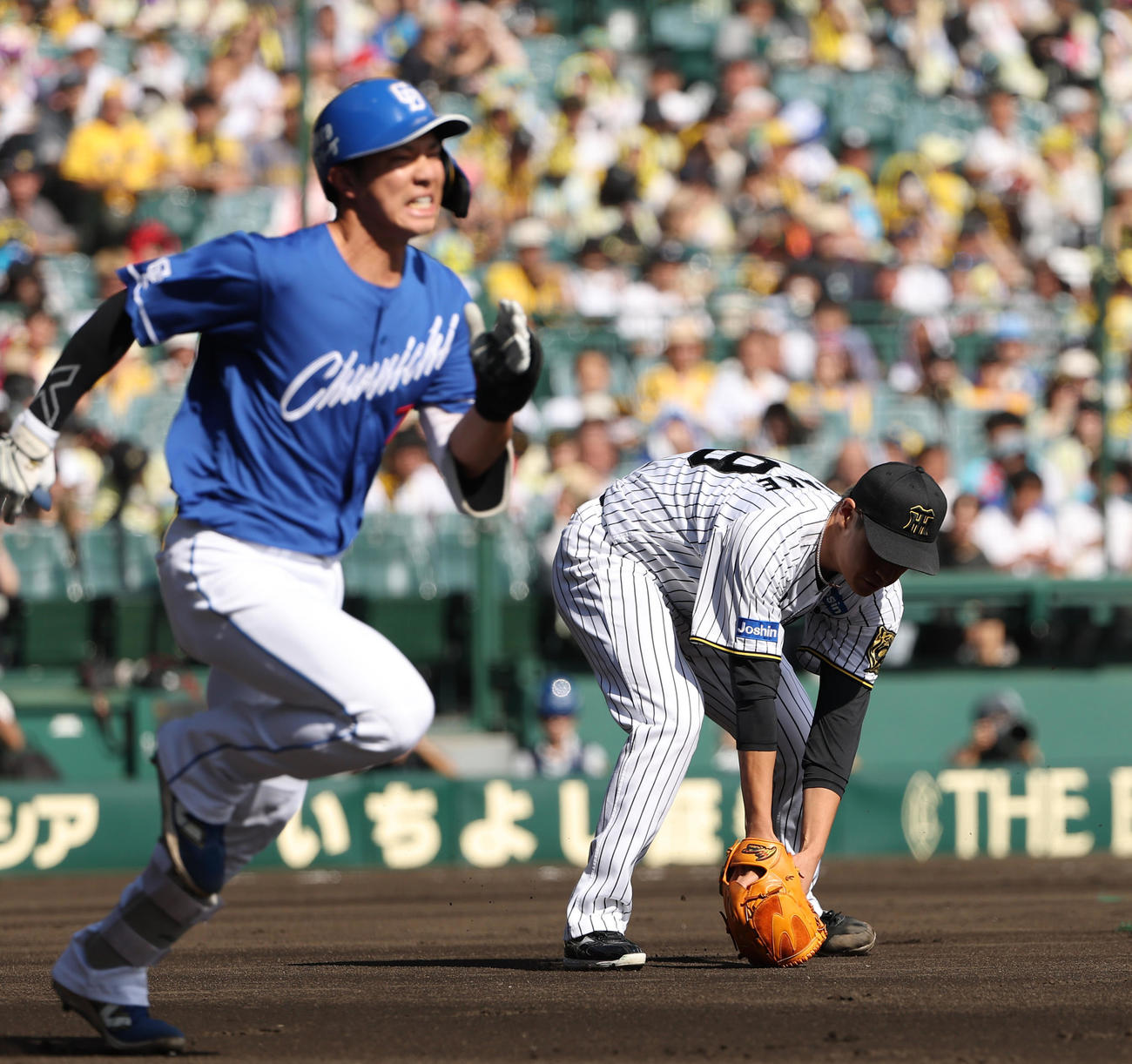 阪神対中日　2回表中日1死、福永の打球を右足に受けるも投ゴロに打ち取る大竹（撮影・上田博志）