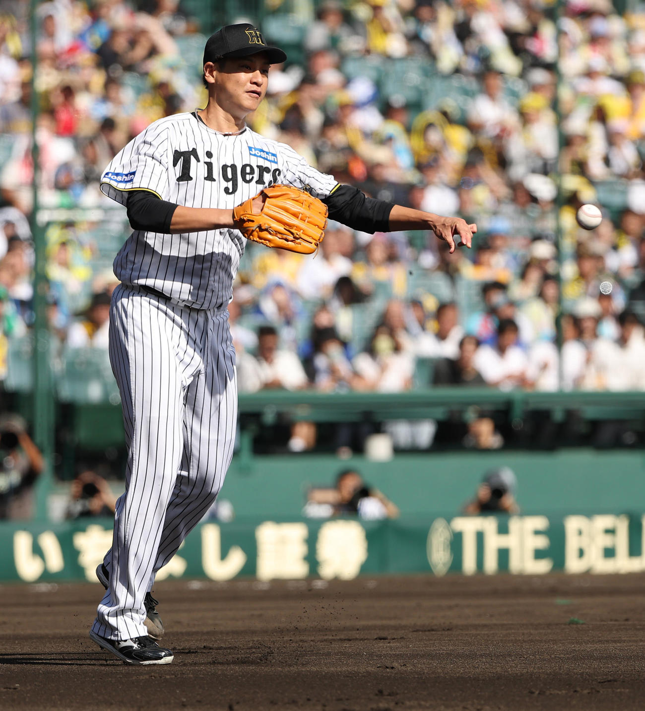 阪神対中日　2回表中日1死、福永の打球を右足に受けるも投ゴロに打ち取る大竹（撮影・上田博志）