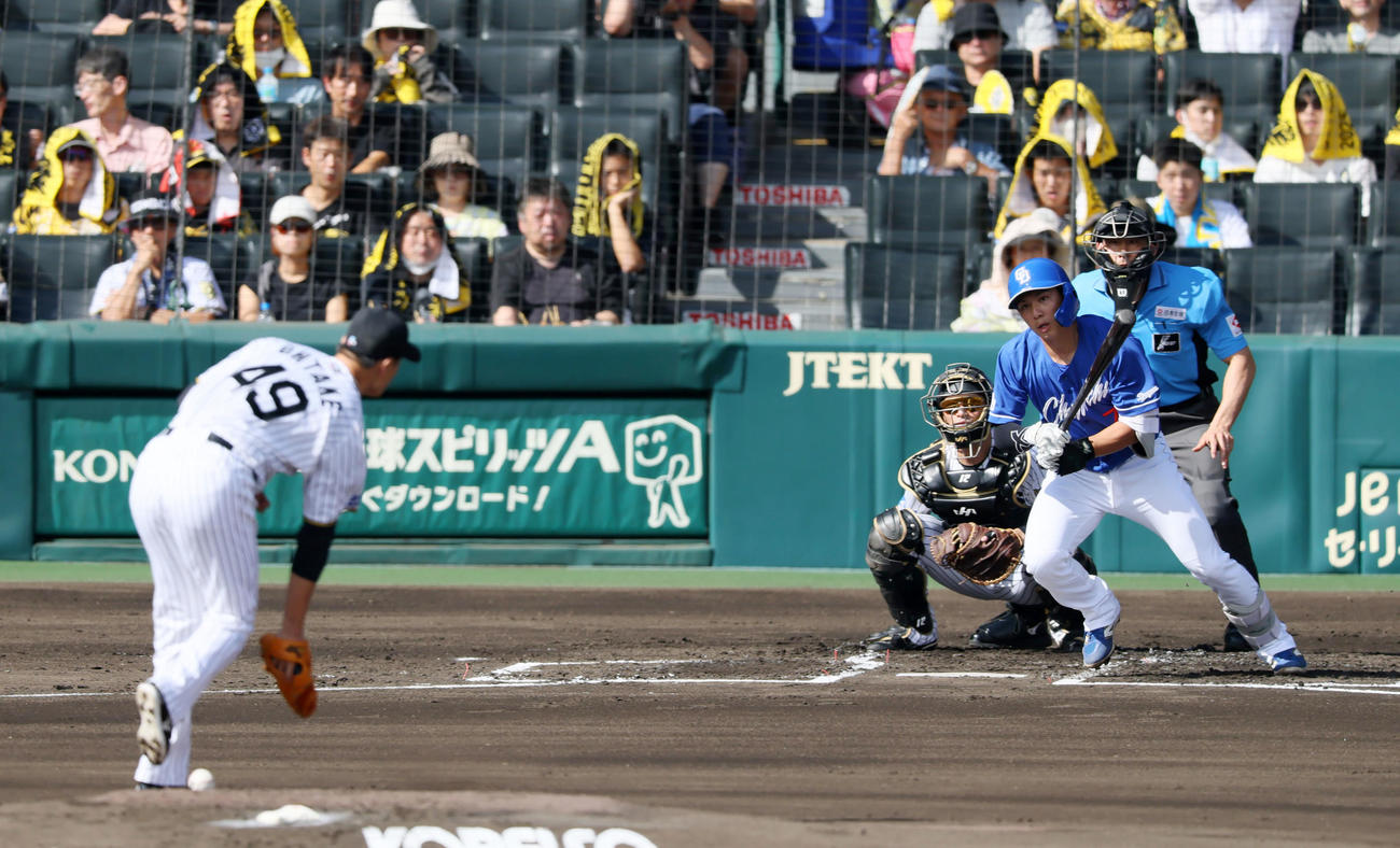 阪神対中日　2回表中日1死、福永は投ゴロに倒れる。投手大竹（撮影・加藤哉）