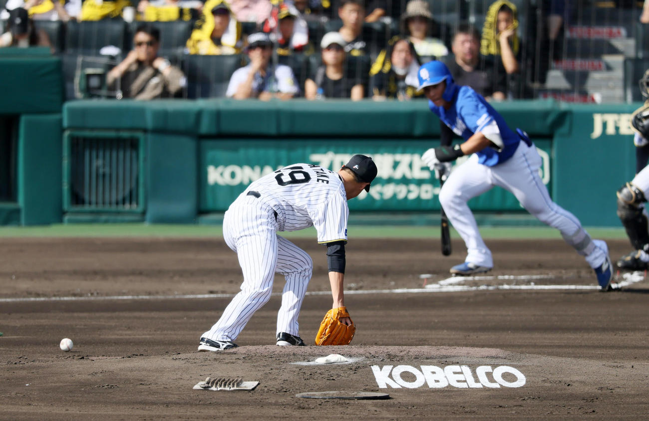 阪神対中日　2回表中日1死、大竹は福永の打球を足に受ける（撮影・加藤哉）