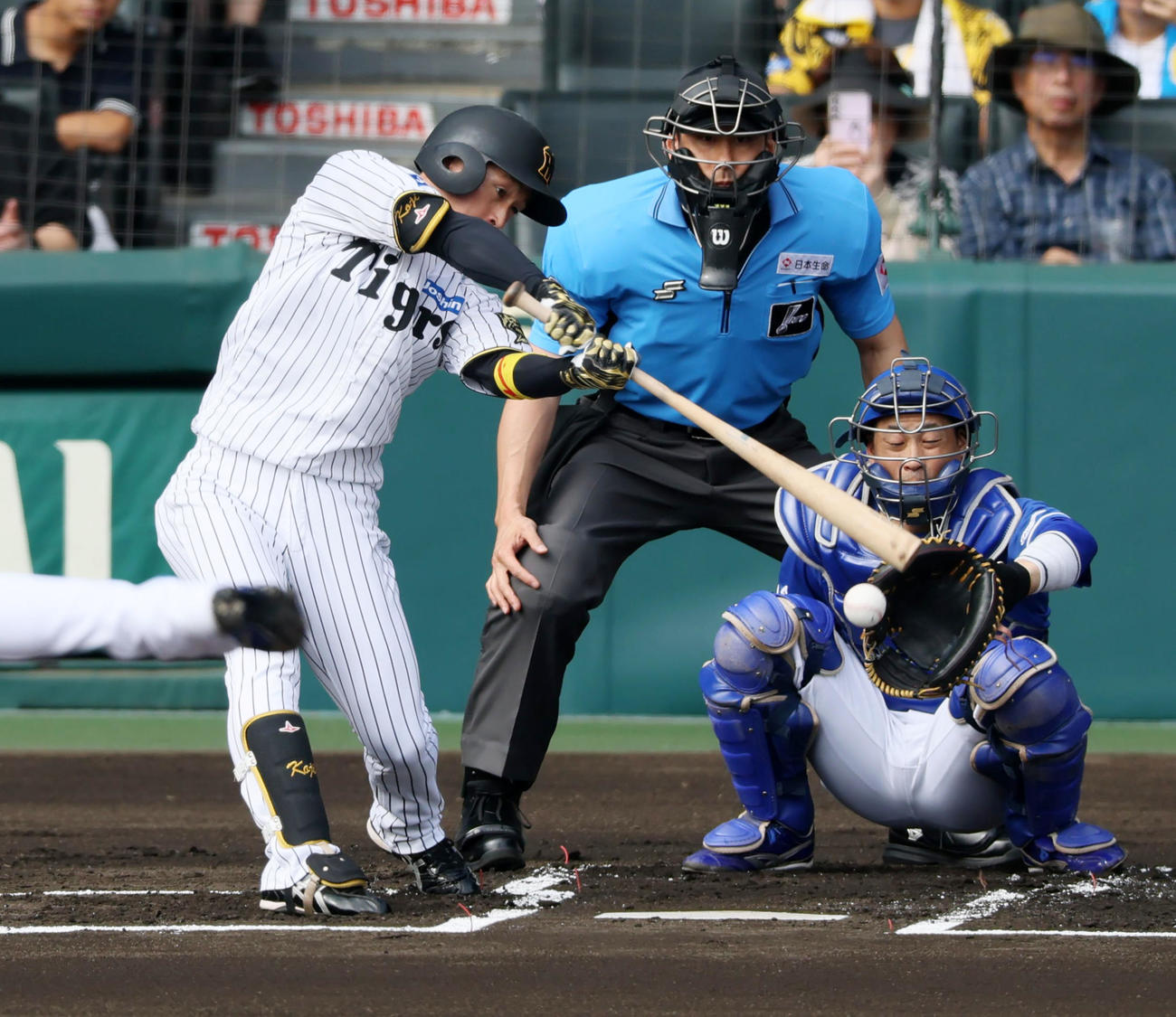 阪神対中日　1回裏阪神無死、近本は中前打を放つ（撮影・加藤哉）